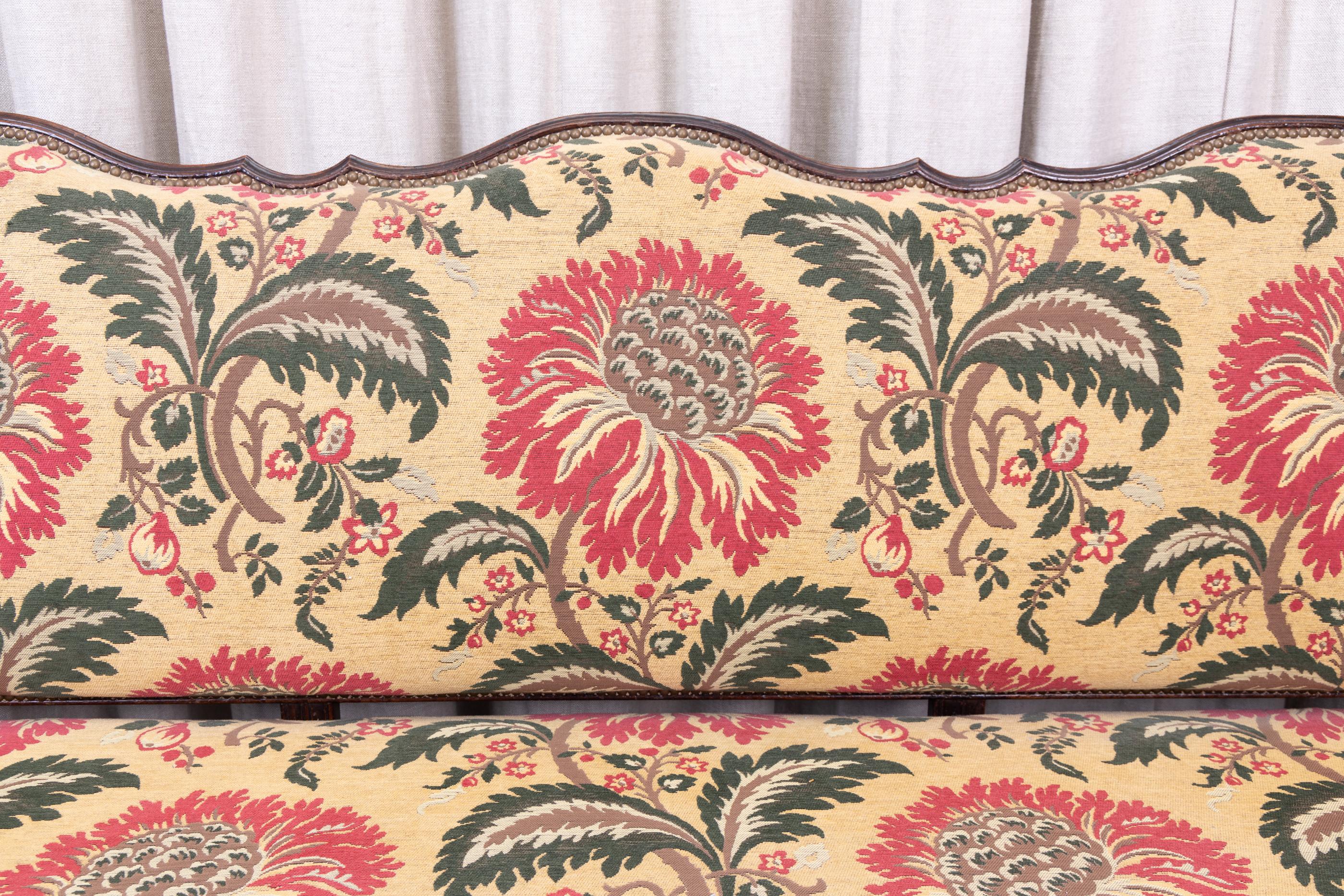 Exquise canapé Régence en noyer du XVIIIe siècle, tapissé de soie fine en vente 2