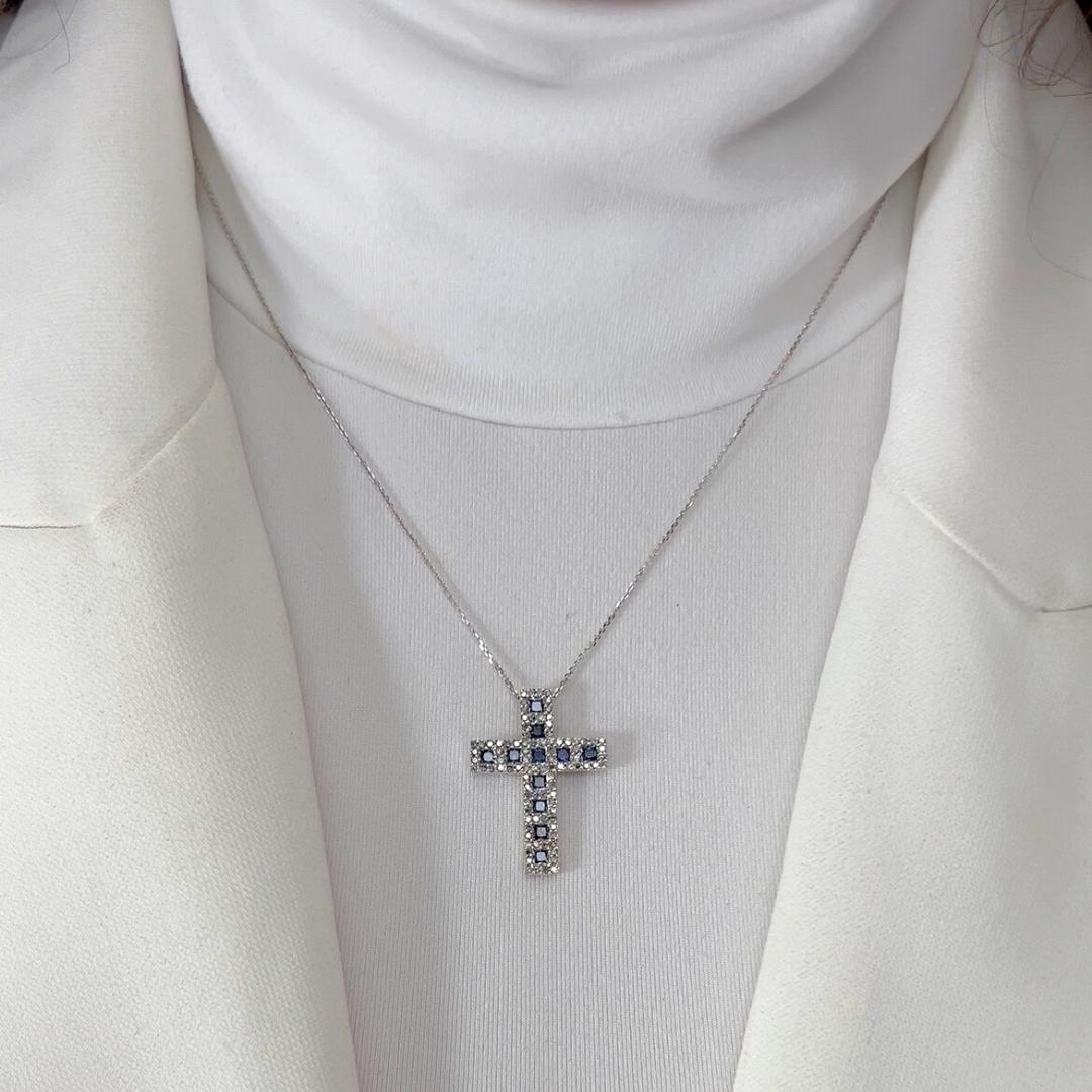 Exquisite 1.90ct Sapphires and Diamonds Necklace with Pendant in 18k White Gold - IGI Certified

This stunning 18K white gold necklace showcases 1.12 carats of vivid princess-cut blue sapphires, exuding regal elegance. Their deep, enchanting hue is