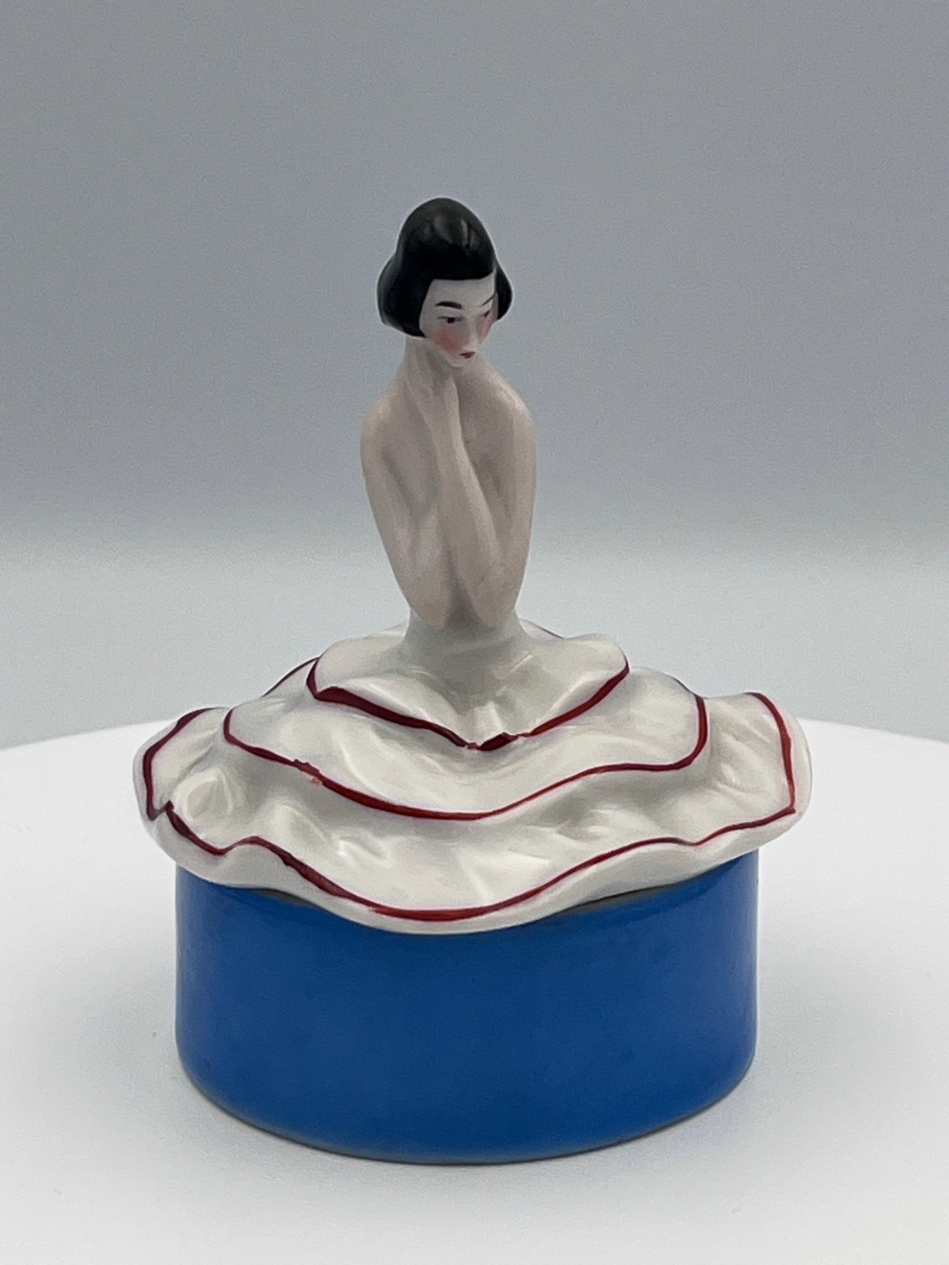 Exquisito Neceser de Porcelana Art Decó de los años 20 - Elegante Figurilla de Mujer, Alemania

Este raro e impresionante neceser de porcelana Art Déco de los años 20 capta la elegancia y el glamour de la época con una artesanía excepcional y un