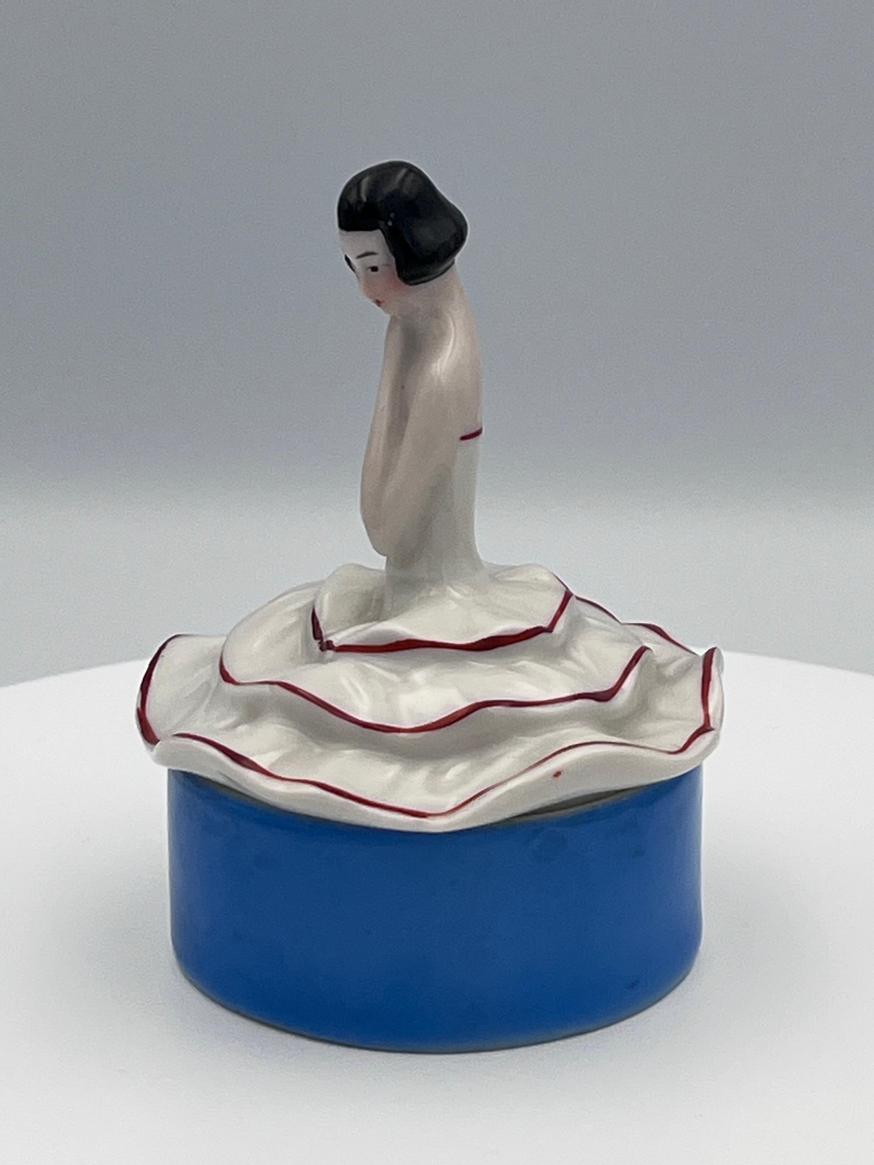 Exquisito neceser de porcelana figurativa alemana Art Decó de 1920 de mujer elegante Glaseado en venta