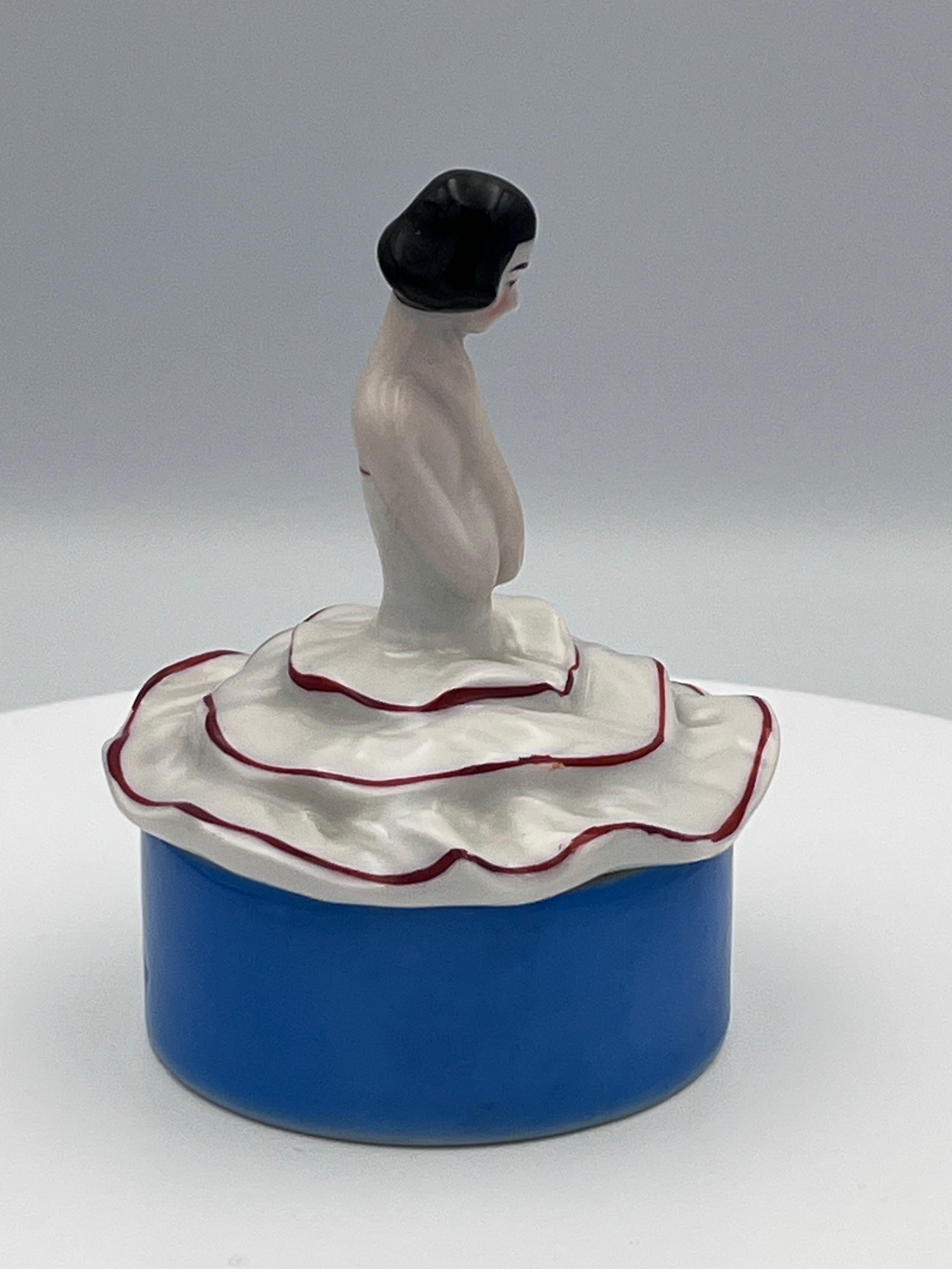 Exquisito neceser de porcelana figurativa alemana Art Decó de 1920 de mujer elegante en venta 1