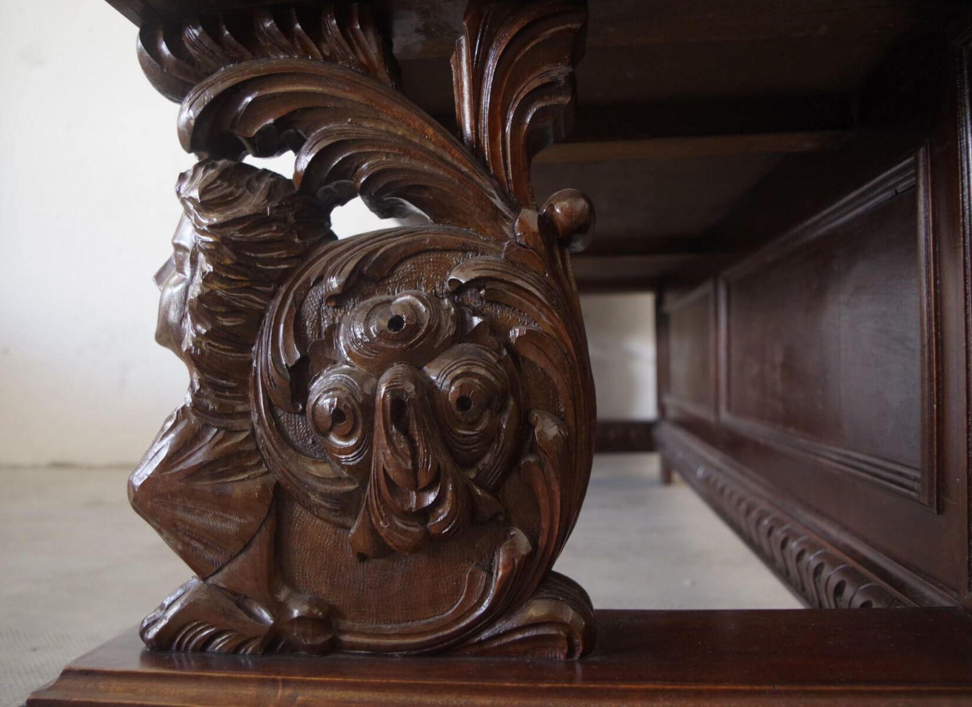 Exquisite 1920s Carved Walnut Notary Cabinet – A Masterpiece of Craftsmanship in vendita 6