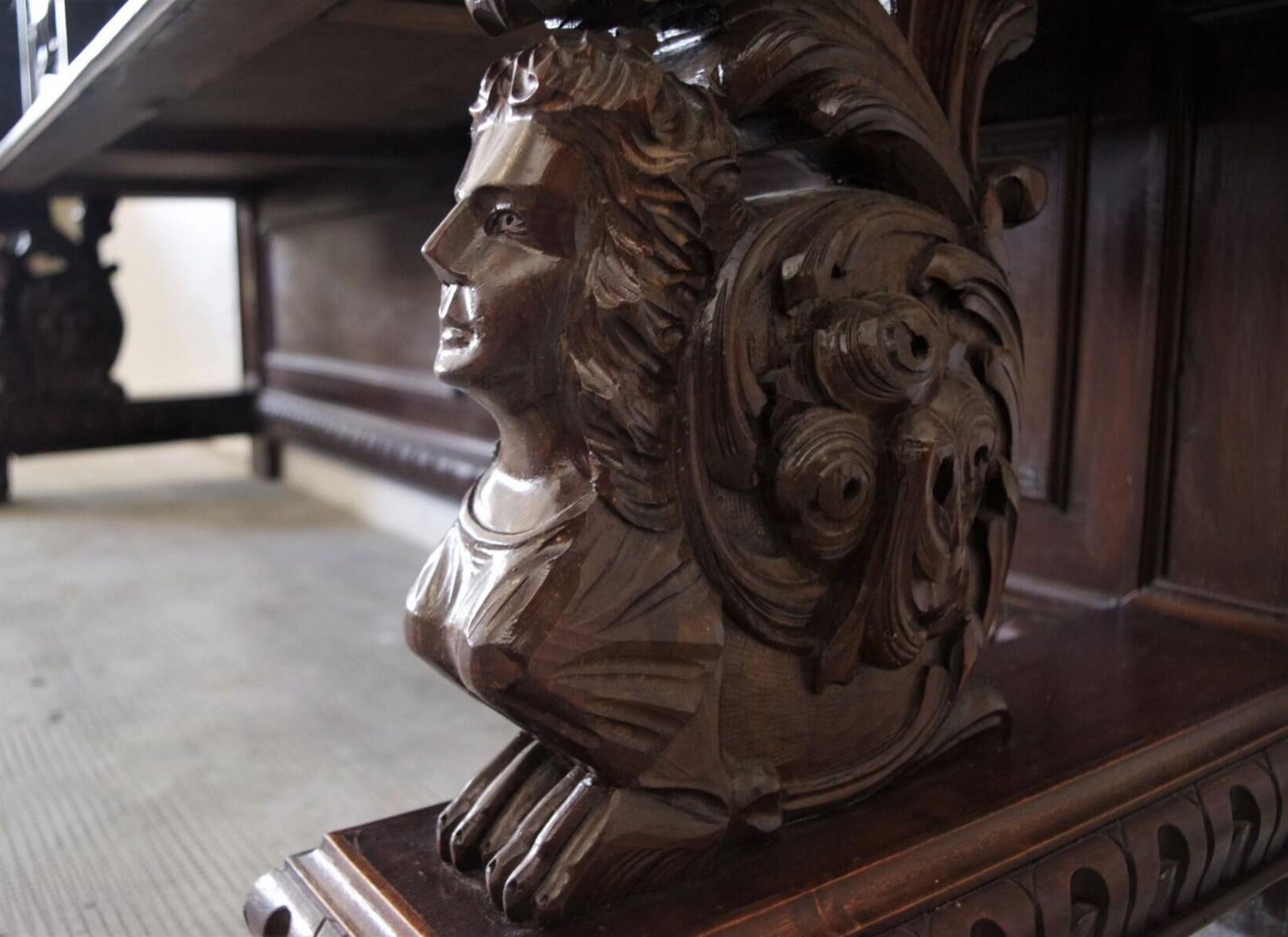 Exquisite 1920s Carved Walnut Notary Cabinet – A Masterpiece of Craftsmanship in vendita 8