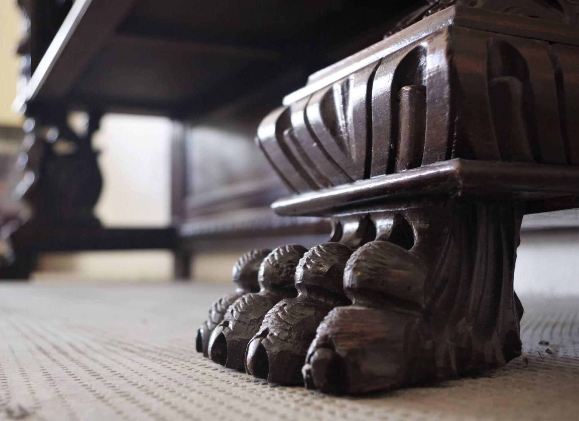Exquisite 1920s Carved Walnut Notary Cabinet – A Masterpiece of Craftsmanship in vendita 9
