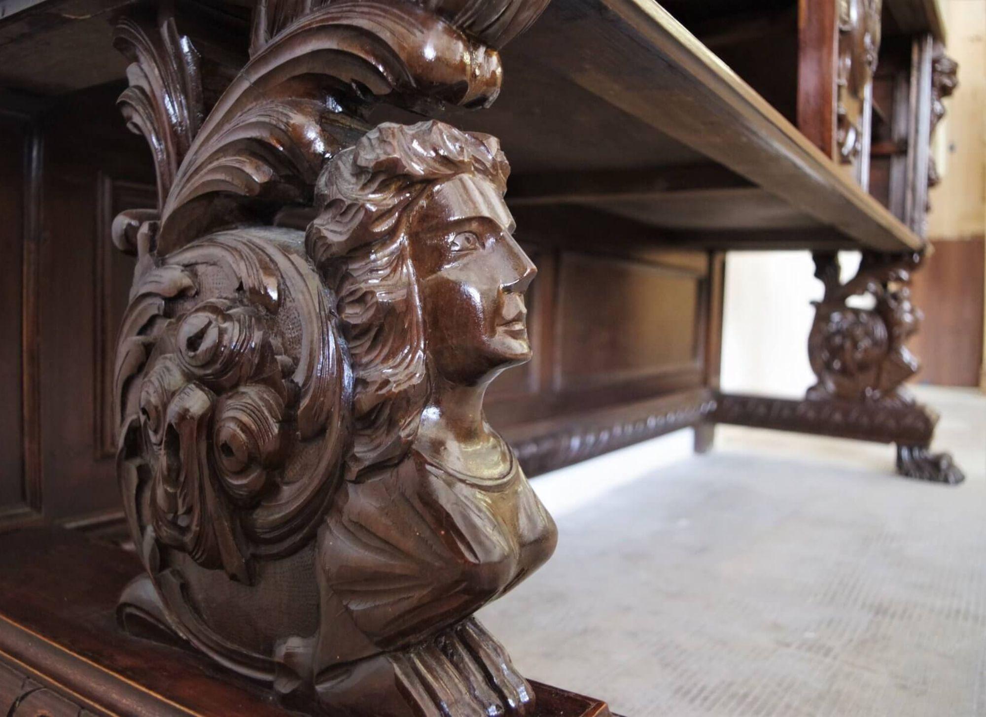 Exquisite 1920s Carved Walnut Notary Cabinet – A Masterpiece of Craftsmanship in vendita 10