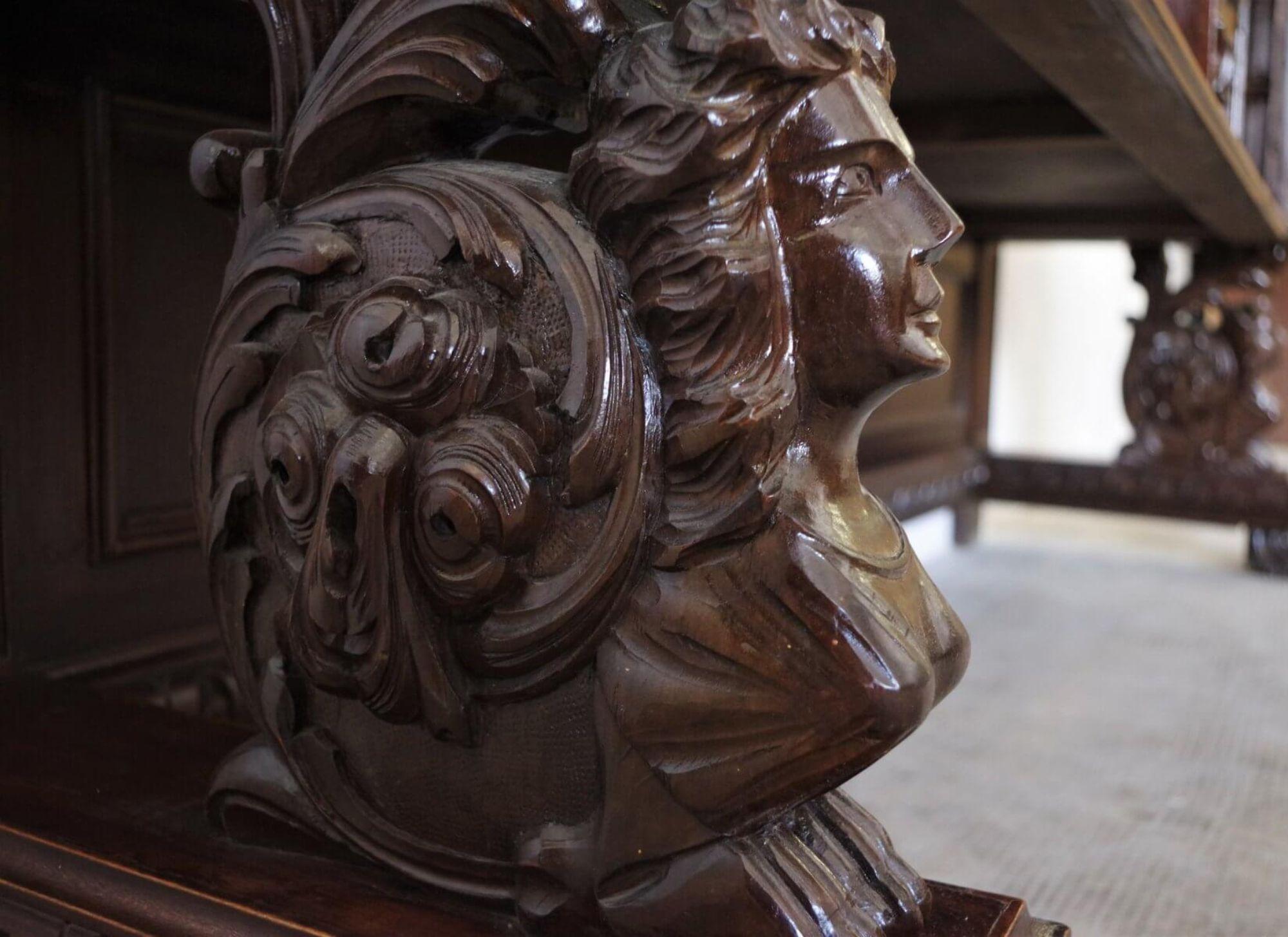 Exquisite 1920s Carved Walnut Notary Cabinet – A Masterpiece of Craftsmanship in vendita 11