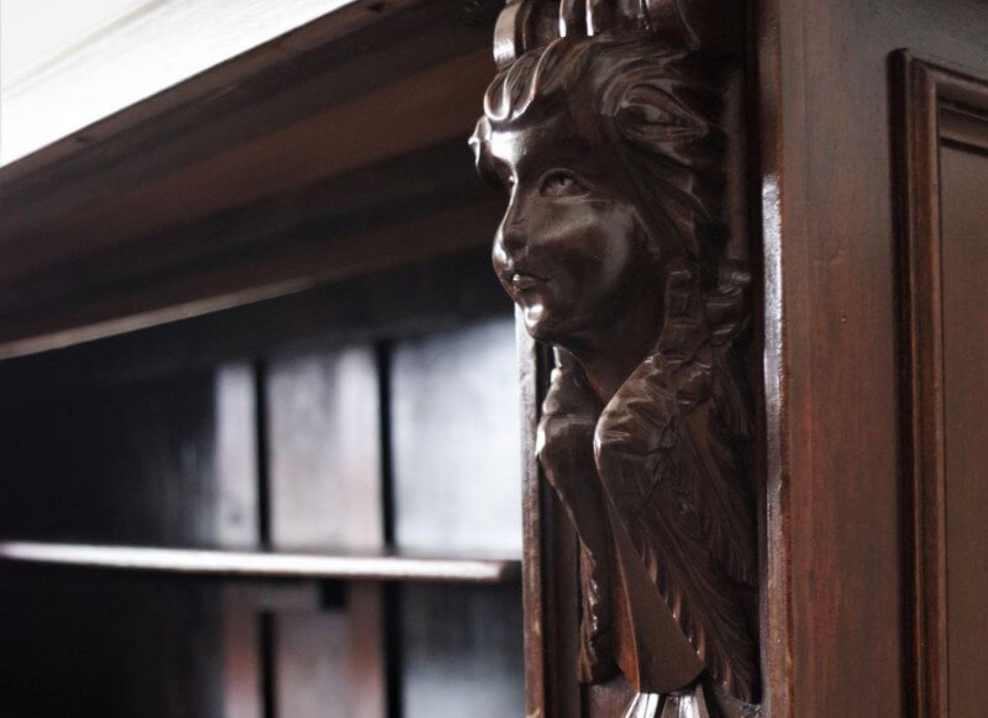 Exquisite 1920s Carved Walnut Notary Cabinet – A Masterpiece of Craftsmanship in vendita 14