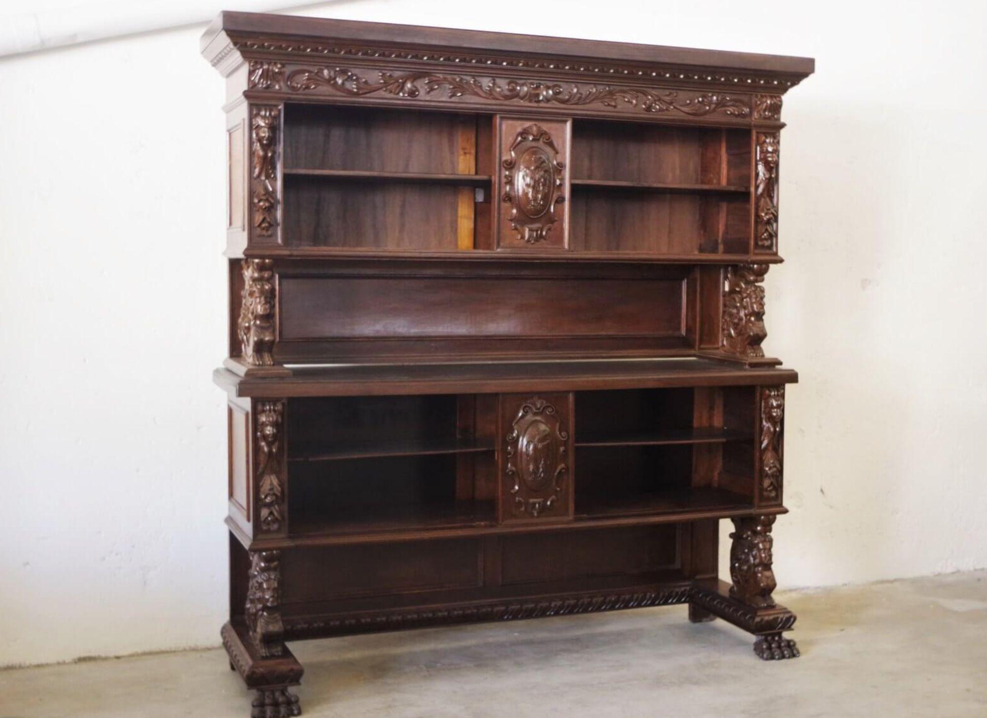 Exquisite 1920s Carved Walnut Notary Cabinet – A Masterpiece of Craftsmanship In condizioni buone in vendita a Manzano, IT