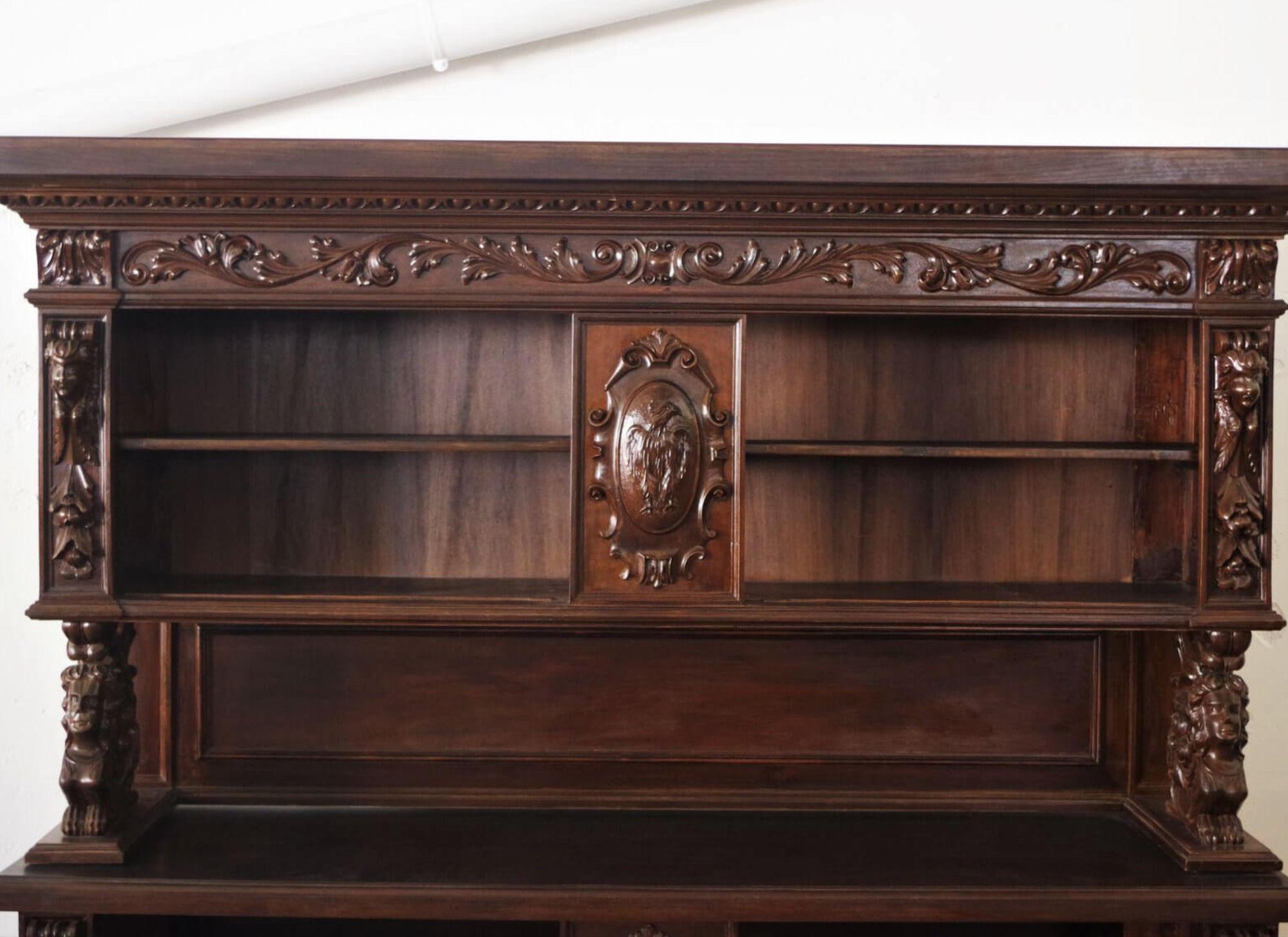 Early 20th Century Exquisite 1920s Carved Walnut Notary Cabinet – A Masterpiece of Craftsmanship in vendita