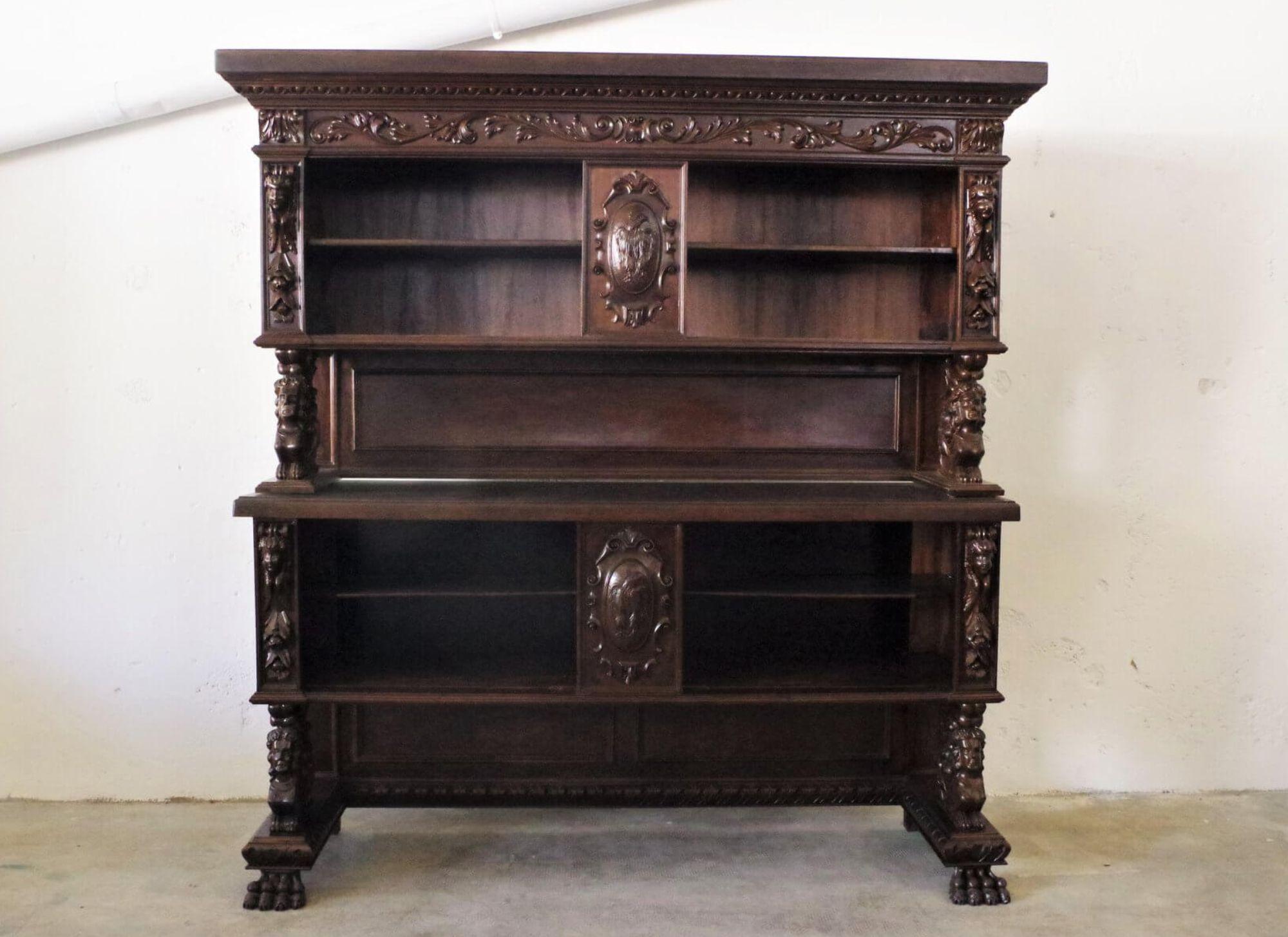 Exquisite 1920s Carved Walnut Notary Cabinet – A Masterpiece of Craftsmanship in vendita 1