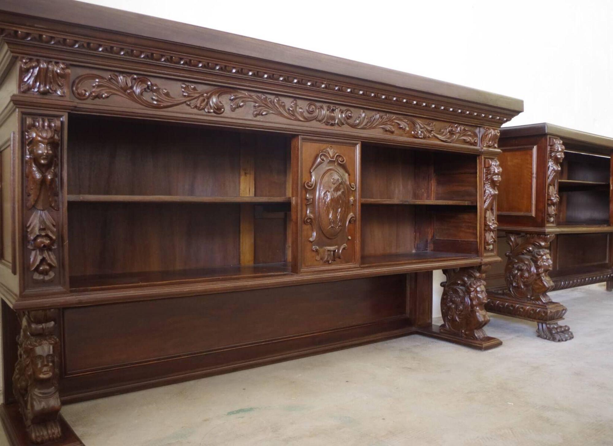 Exquisite 1920s Carved Walnut Notary Cabinet – A Masterpiece of Craftsmanship in vendita 2