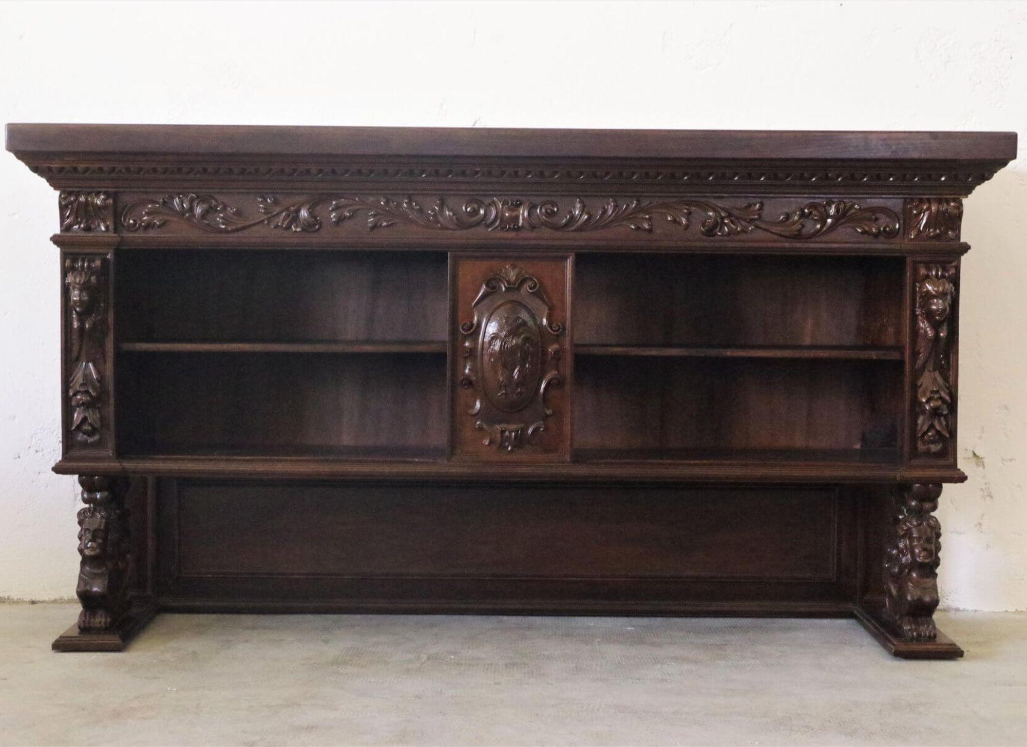Exquisite 1920s Carved Walnut Notary Cabinet – A Masterpiece of Craftsmanship in vendita 3