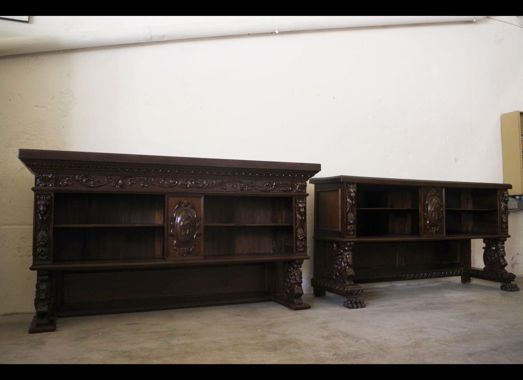 Exquisite 1920s Carved Walnut Notary Cabinet – A Masterpiece of Craftsmanship in vendita 4