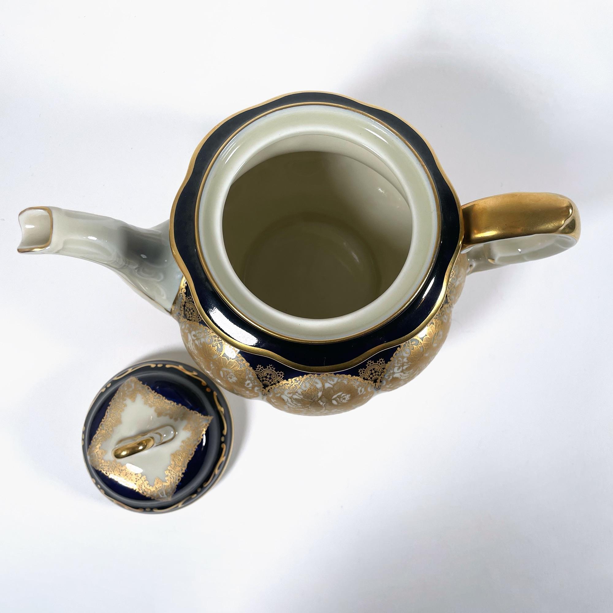 Service à thé exquis des années 1920 en porcelaine peinte à la main avec dorure (3 Pieces) en vente 5