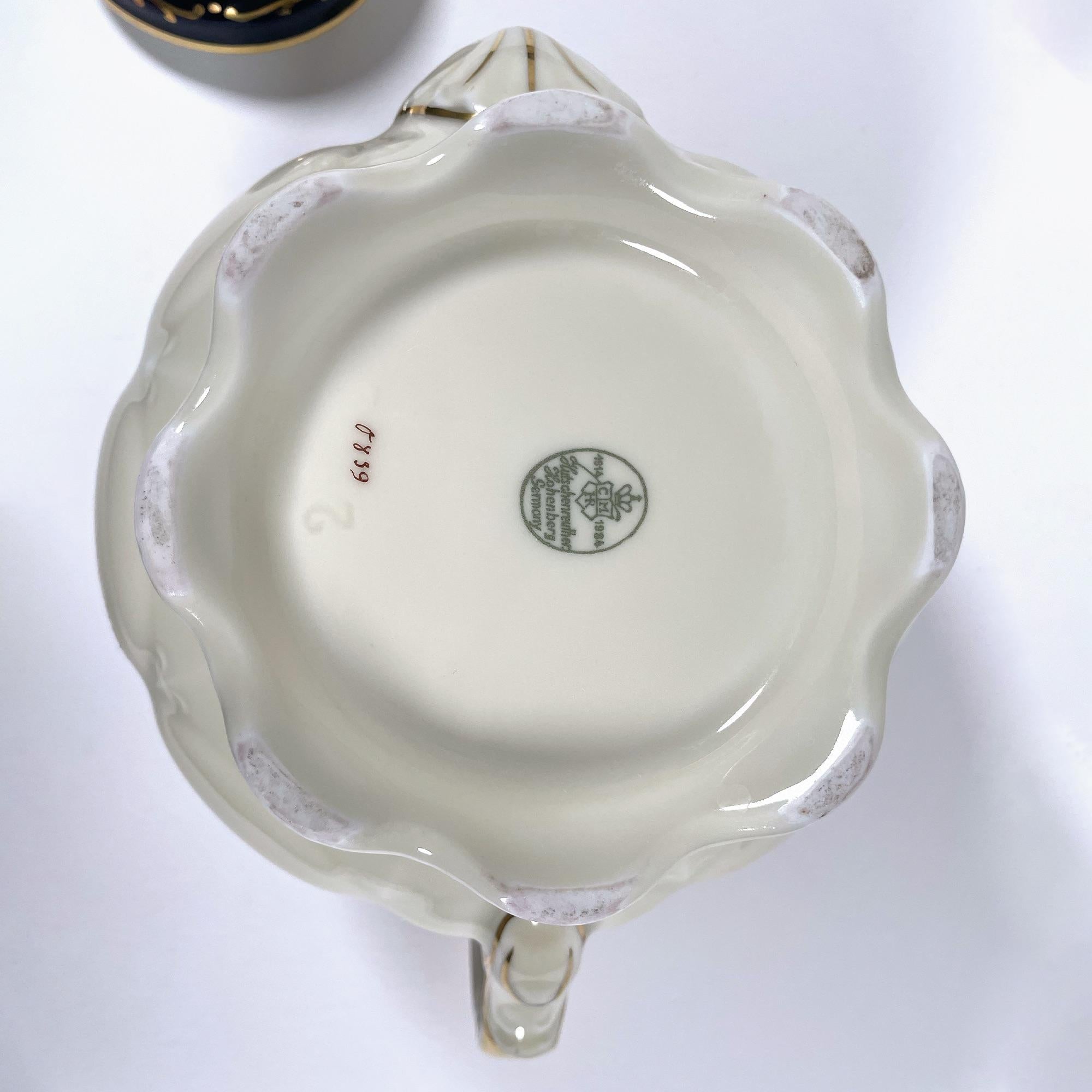 Service à thé exquis des années 1920 en porcelaine peinte à la main avec dorure (3 Pieces) en vente 6