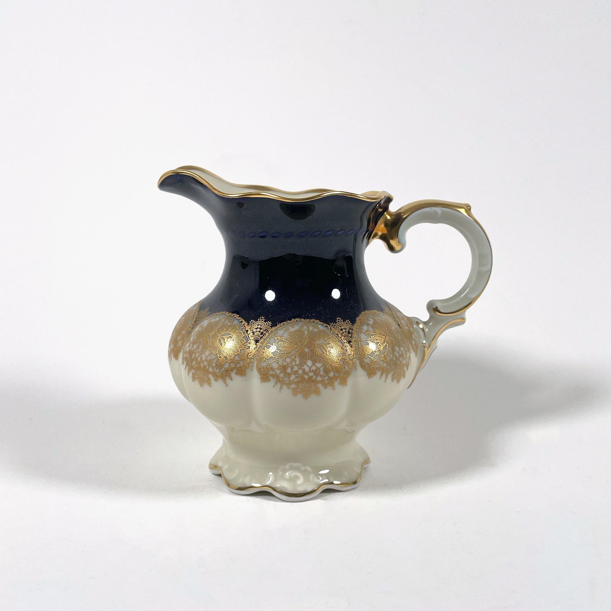 Service à thé exquis des années 1920 en porcelaine peinte à la main avec dorure (3 Pieces) en vente 7