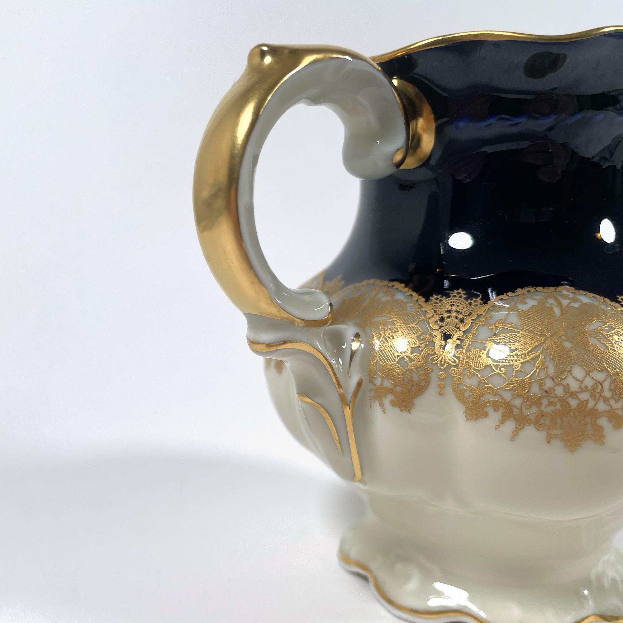 Service à thé exquis des années 1920 en porcelaine peinte à la main avec dorure (3 Pieces) en vente 8