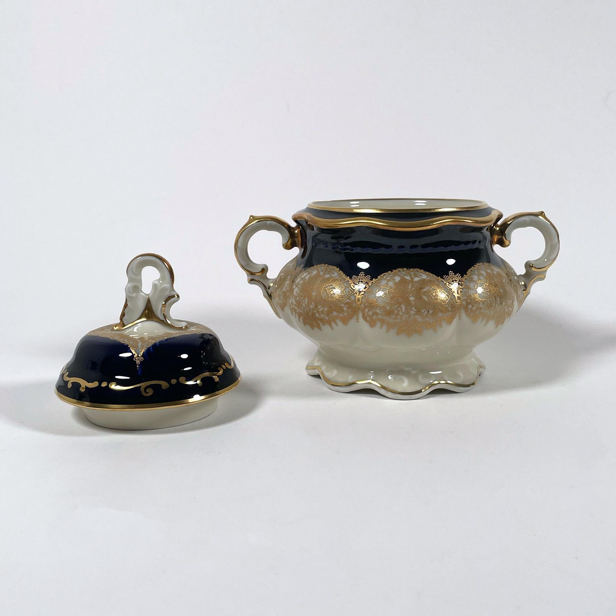 Service à thé exquis des années 1920 en porcelaine peinte à la main avec dorure (3 Pieces) en vente 11