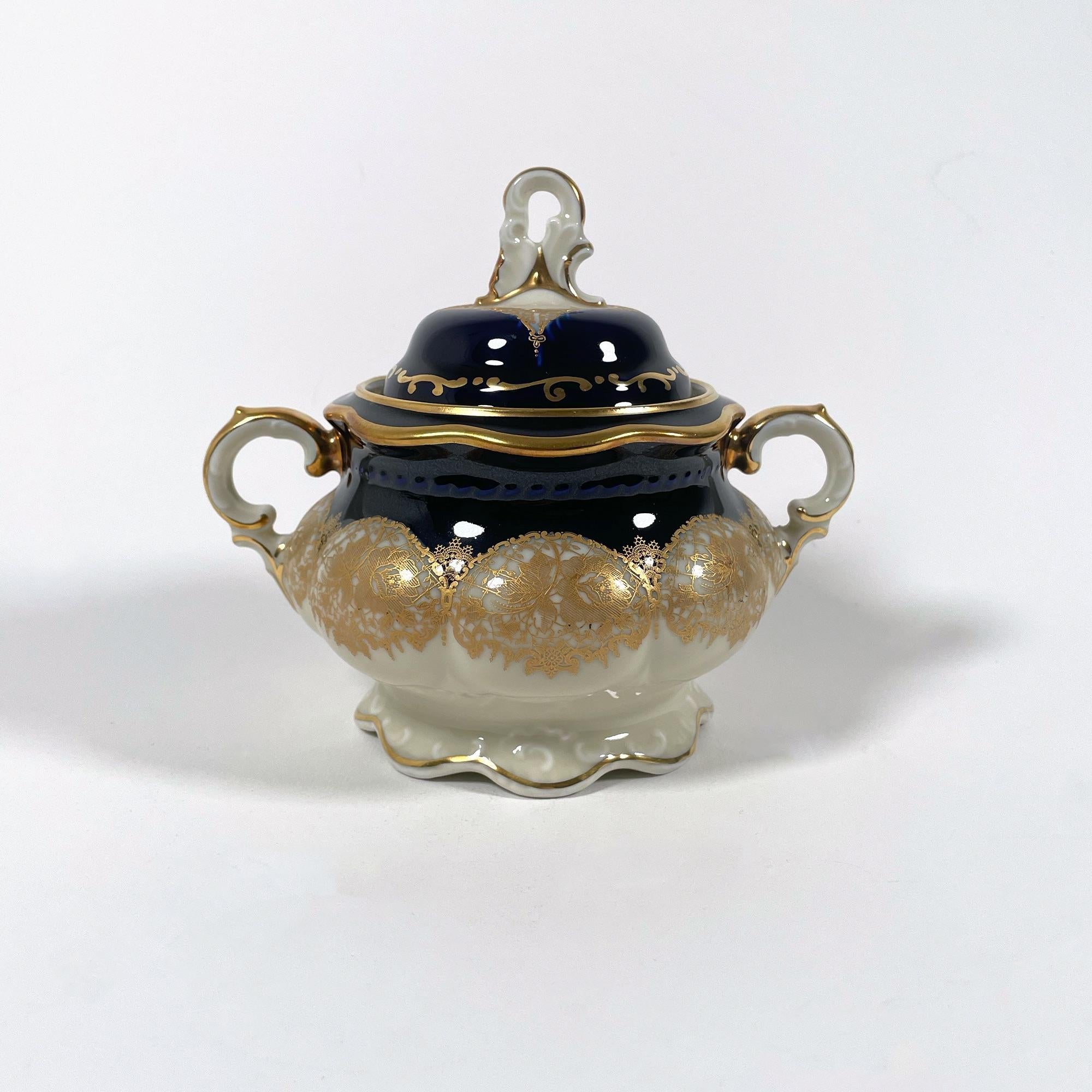 Service à thé exquis des années 1920 en porcelaine peinte à la main avec dorure (3 Pieces) en vente 12