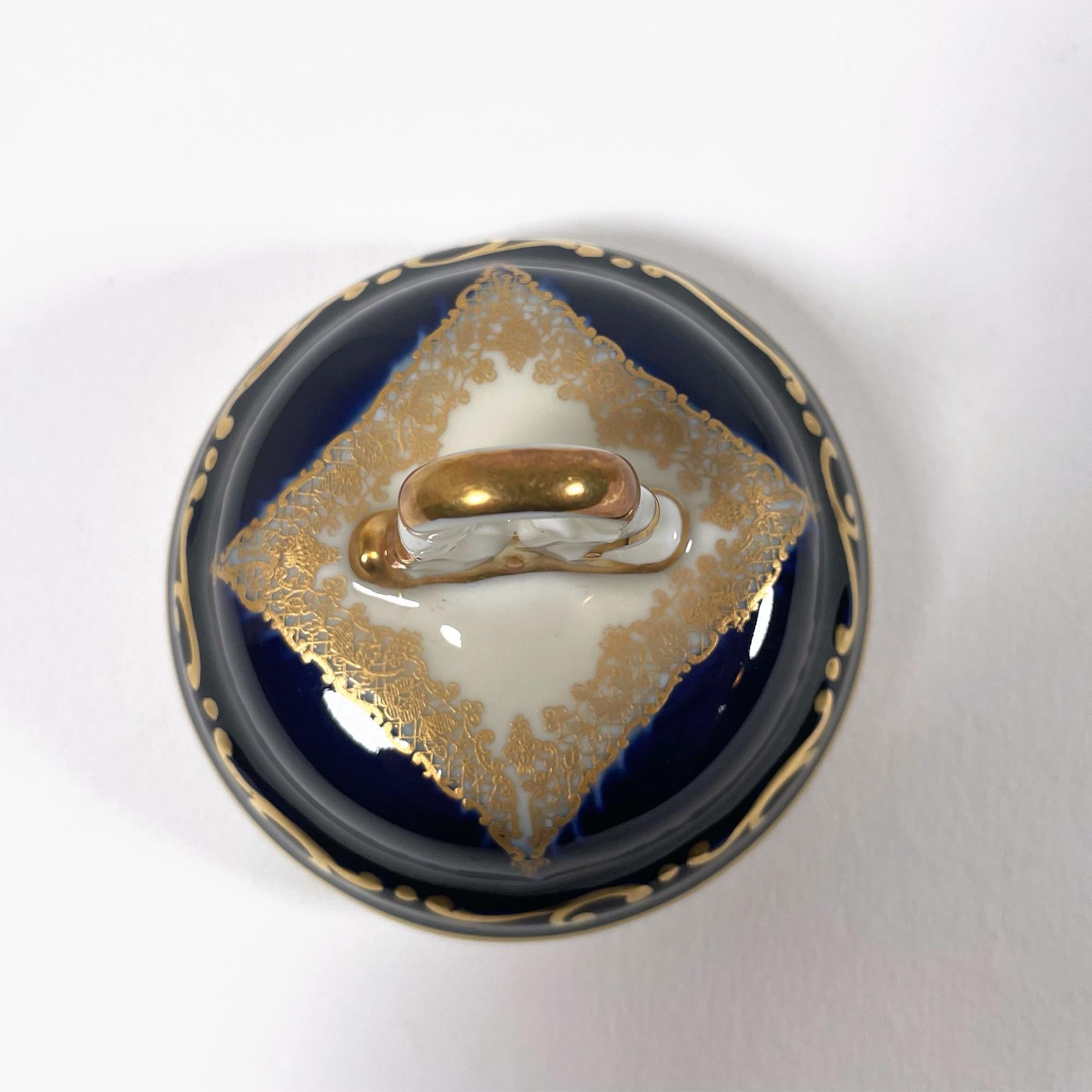 Service à thé exquis des années 1920 en porcelaine peinte à la main avec dorure (3 Pieces) en vente 14
