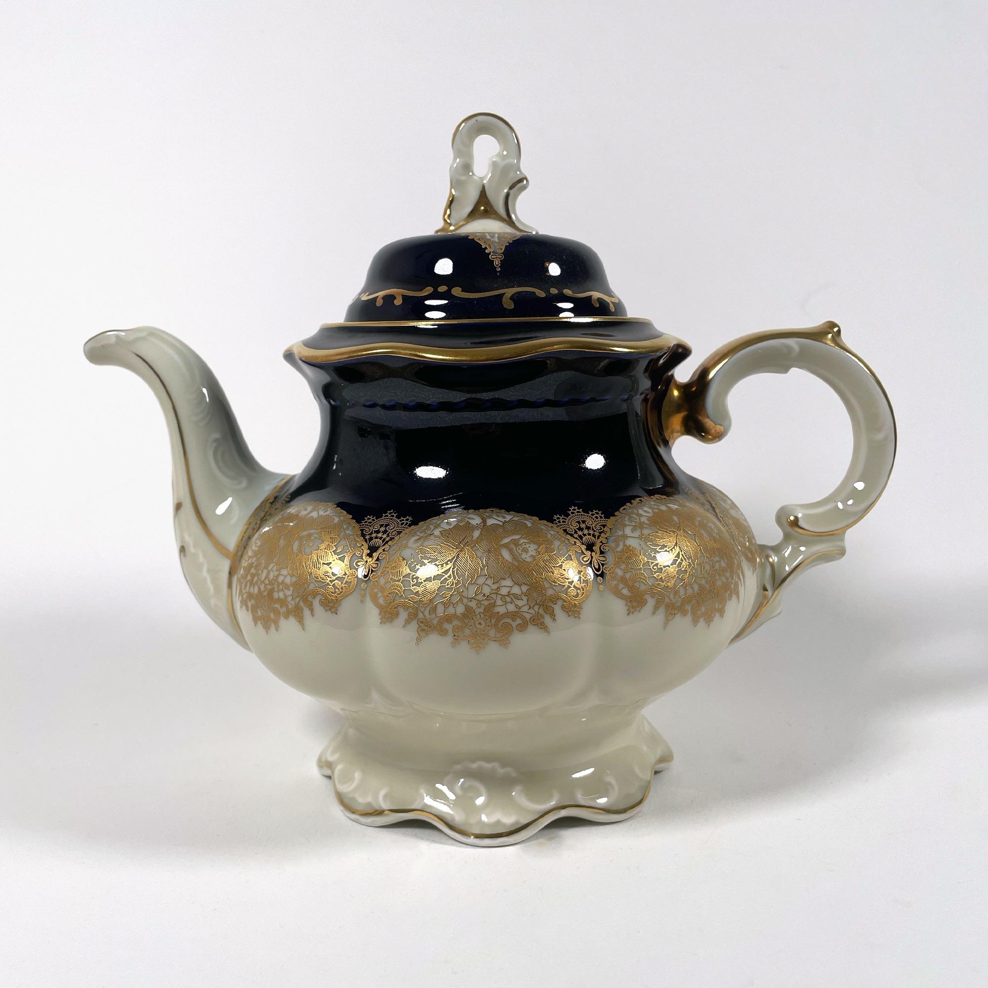 Ce superbe service à thé en porcelaine des années 1920 est un ajout intemporel à toute collection. Composé de trois pièces élégantes - une théière, un crémier et un sucrier - il témoigne d'un savoir-faire et d'un design exceptionnels. Chaque pièce