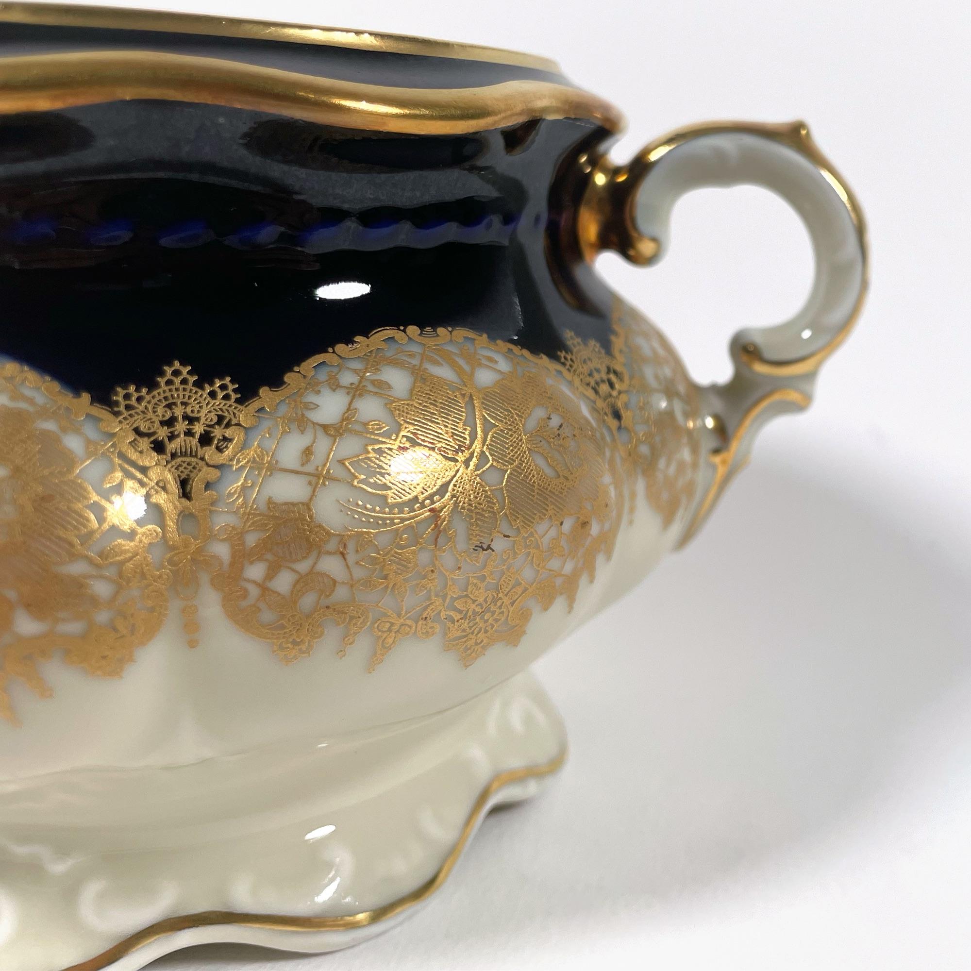 Service à thé exquis des années 1920 en porcelaine peinte à la main avec dorure (3 Pieces) en vente 15