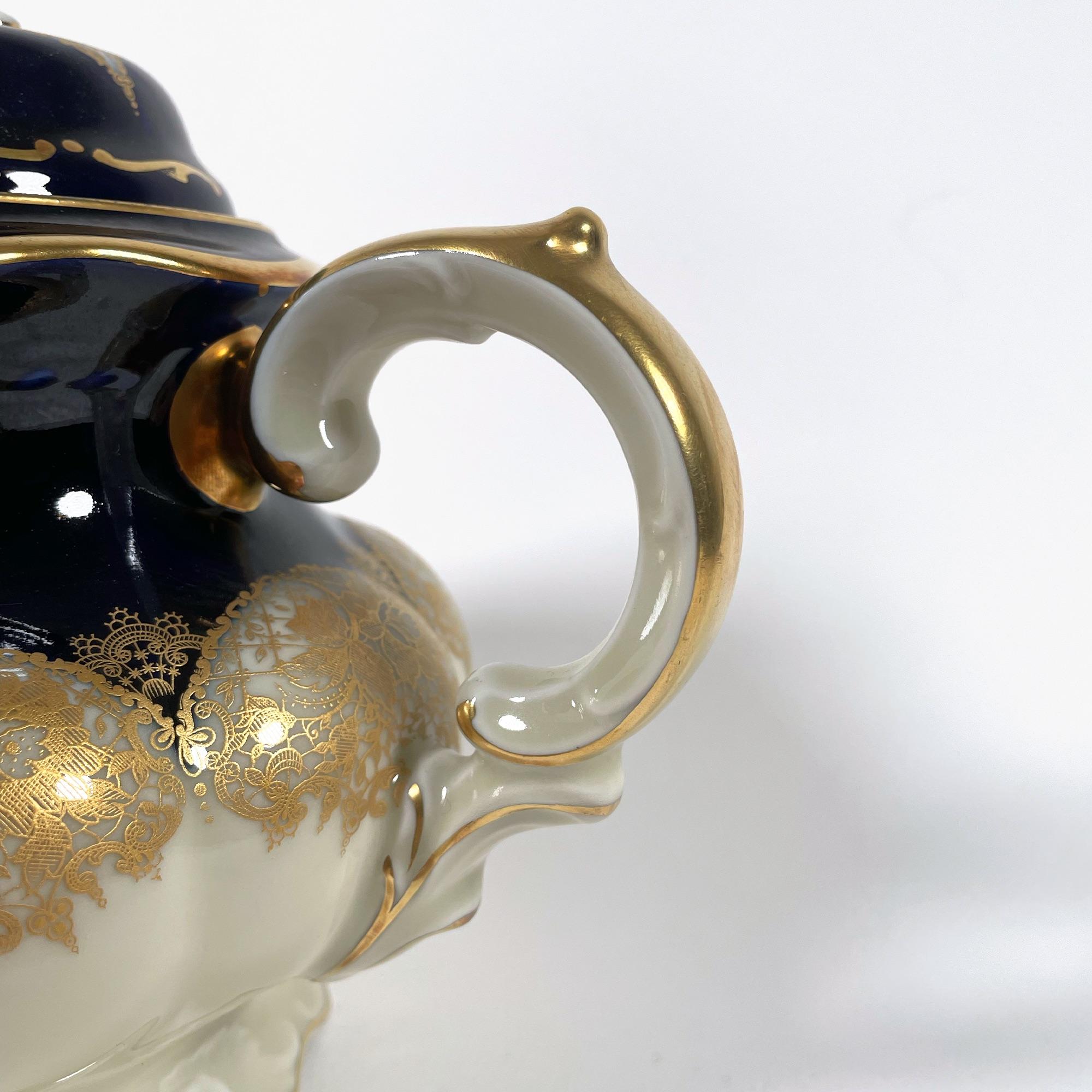 Service à thé exquis des années 1920 en porcelaine peinte à la main avec dorure (3 Pieces) Excellent état - En vente à PARIS, FR