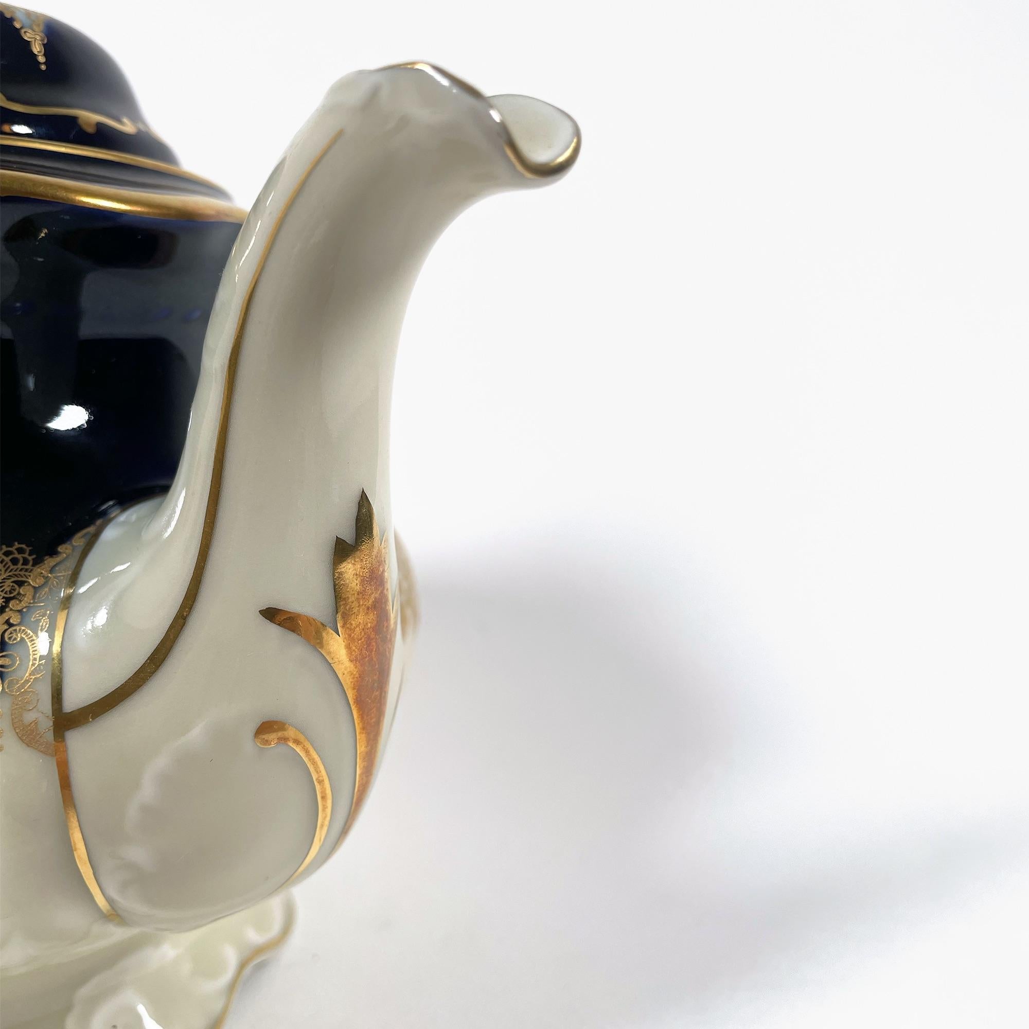 20ième siècle Service à thé exquis des années 1920 en porcelaine peinte à la main avec dorure (3 Pieces) en vente