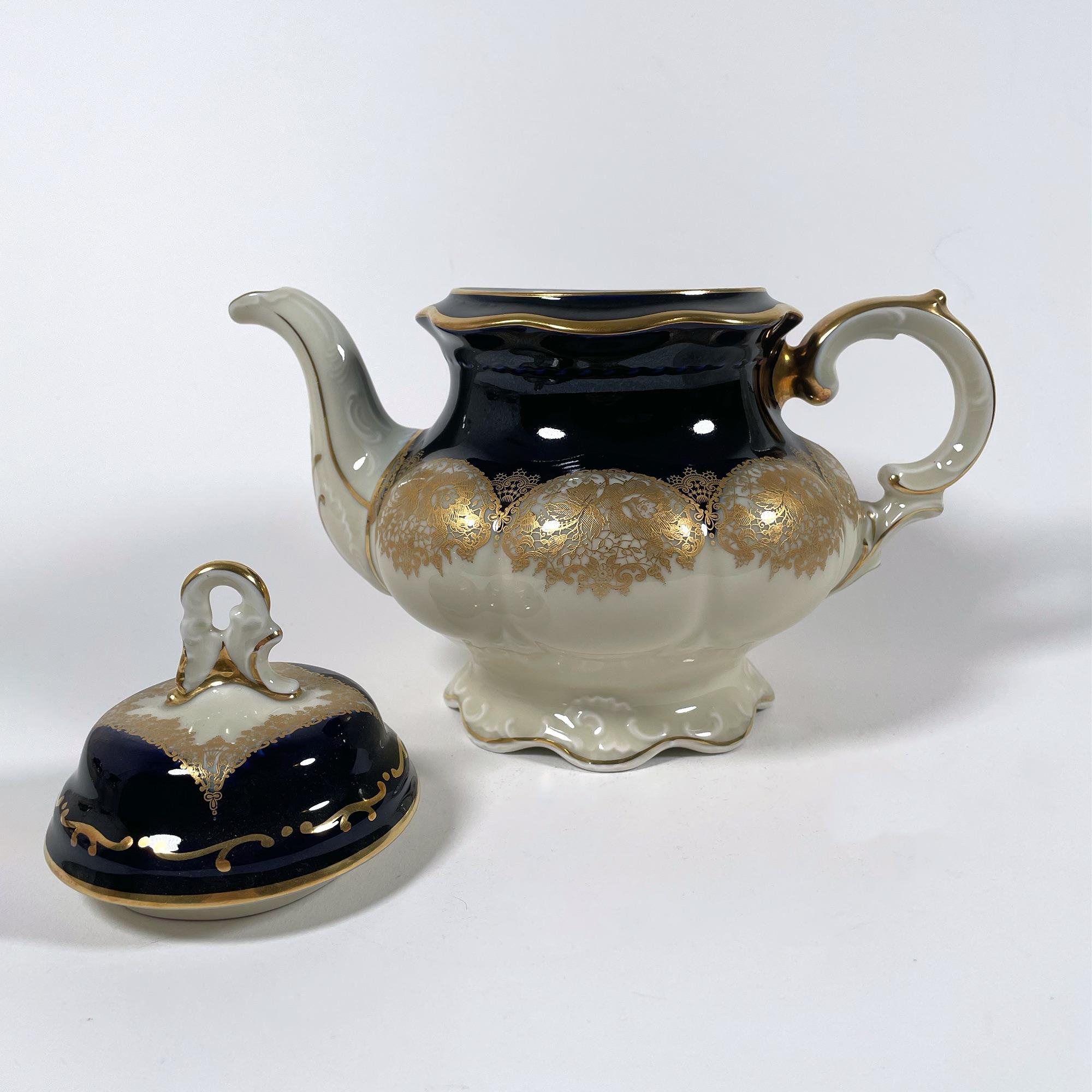 Porcelaine Service à thé exquis des années 1920 en porcelaine peinte à la main avec dorure (3 Pieces) en vente