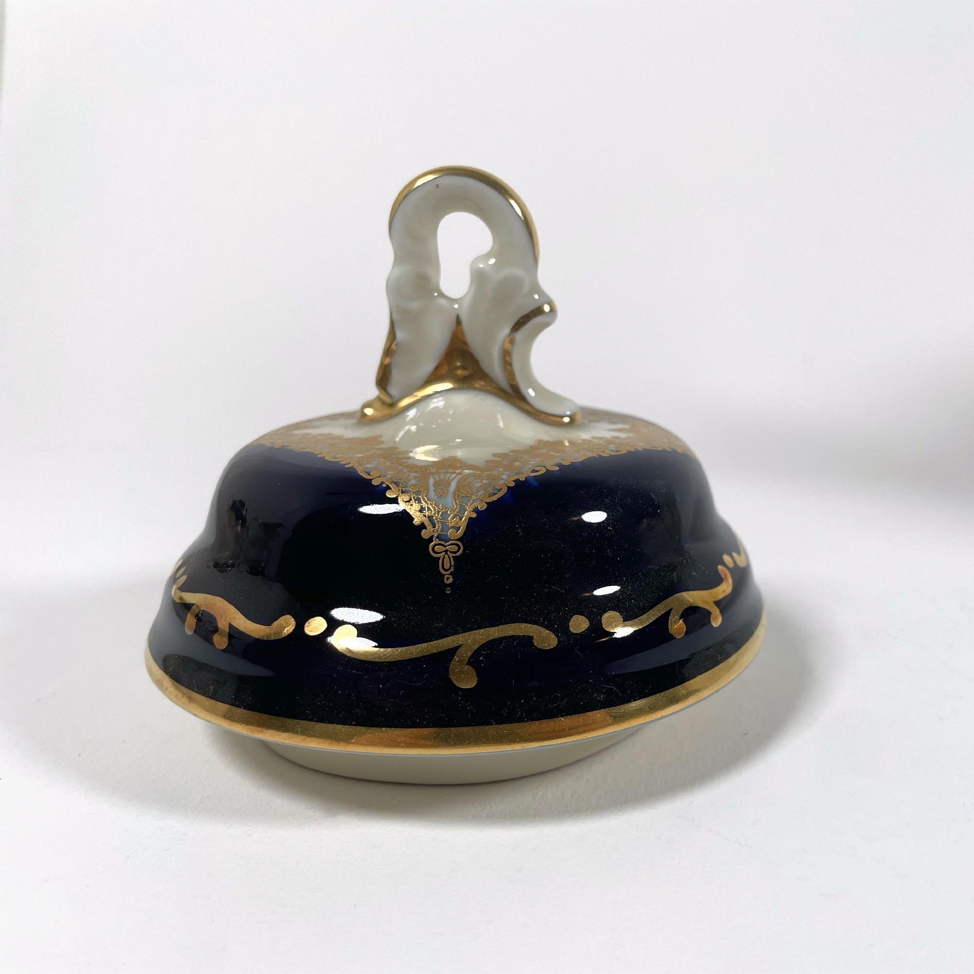 Service à thé exquis des années 1920 en porcelaine peinte à la main avec dorure (3 Pieces) en vente 1