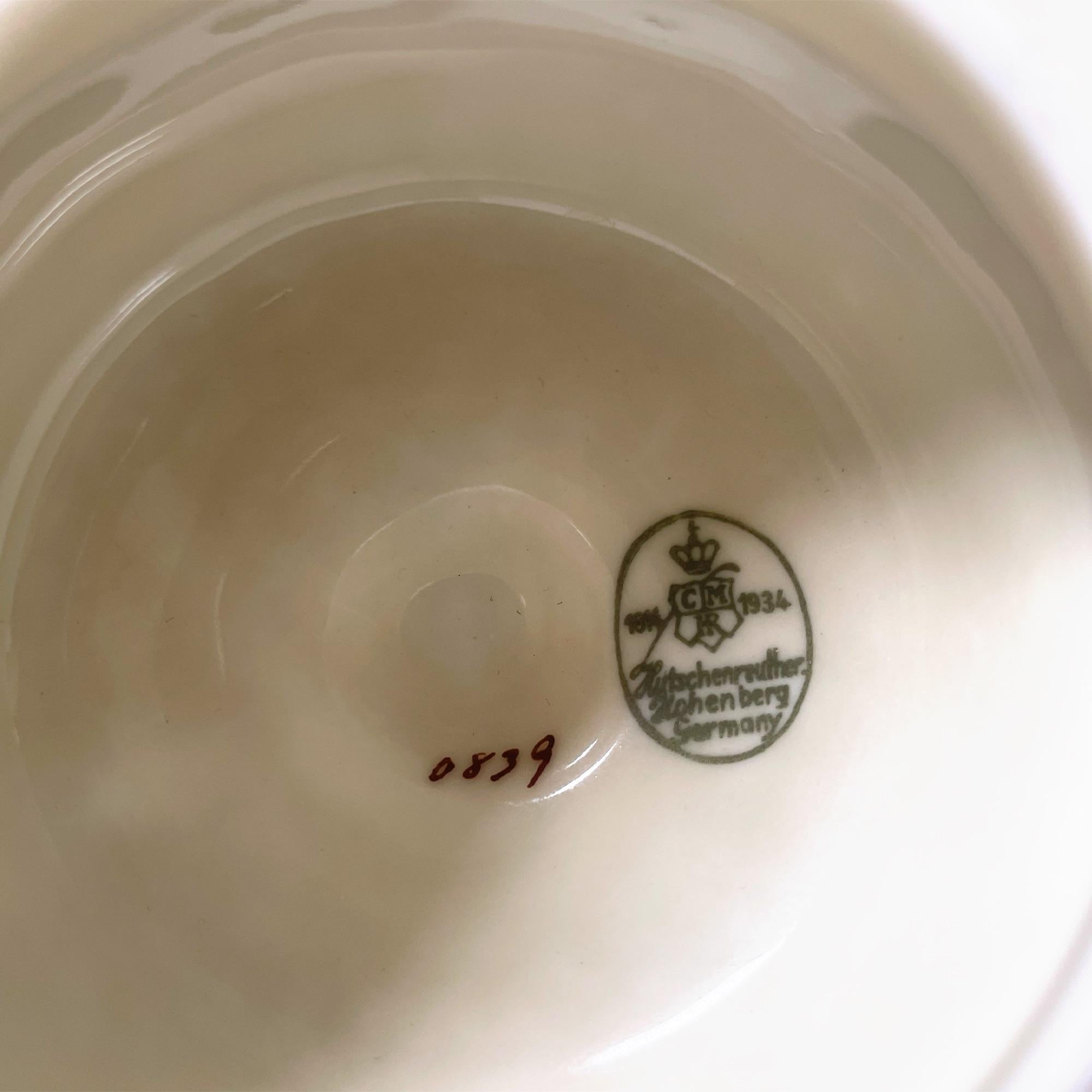 Service à thé exquis des années 1920 en porcelaine peinte à la main avec dorure (3 Pieces) en vente 2