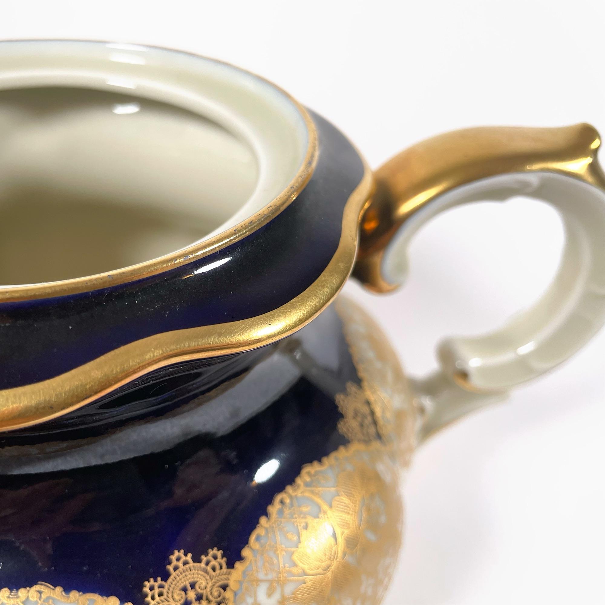 Service à thé exquis des années 1920 en porcelaine peinte à la main avec dorure (3 Pieces) en vente 3