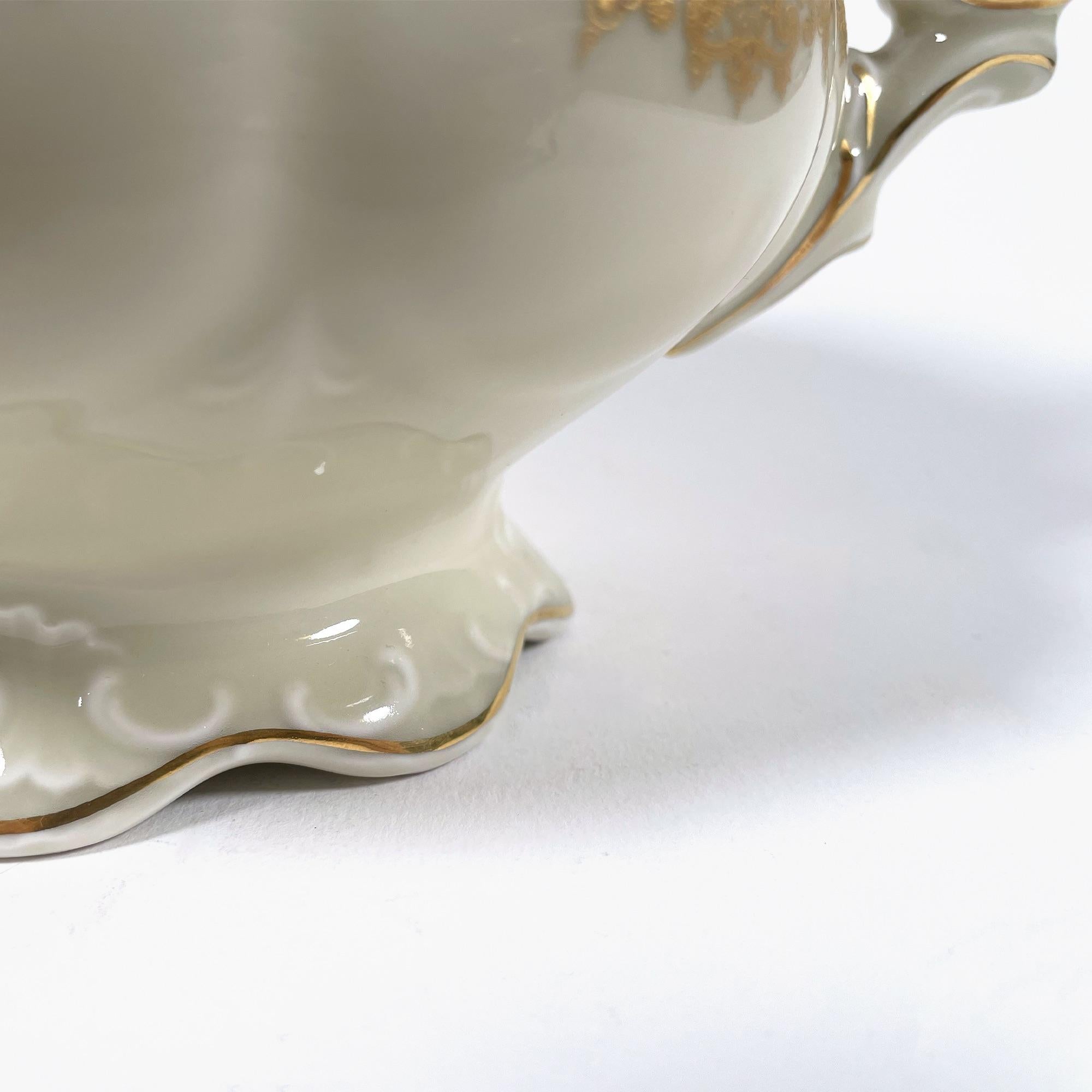 Service à thé exquis des années 1920 en porcelaine peinte à la main avec dorure (3 Pieces) en vente 4