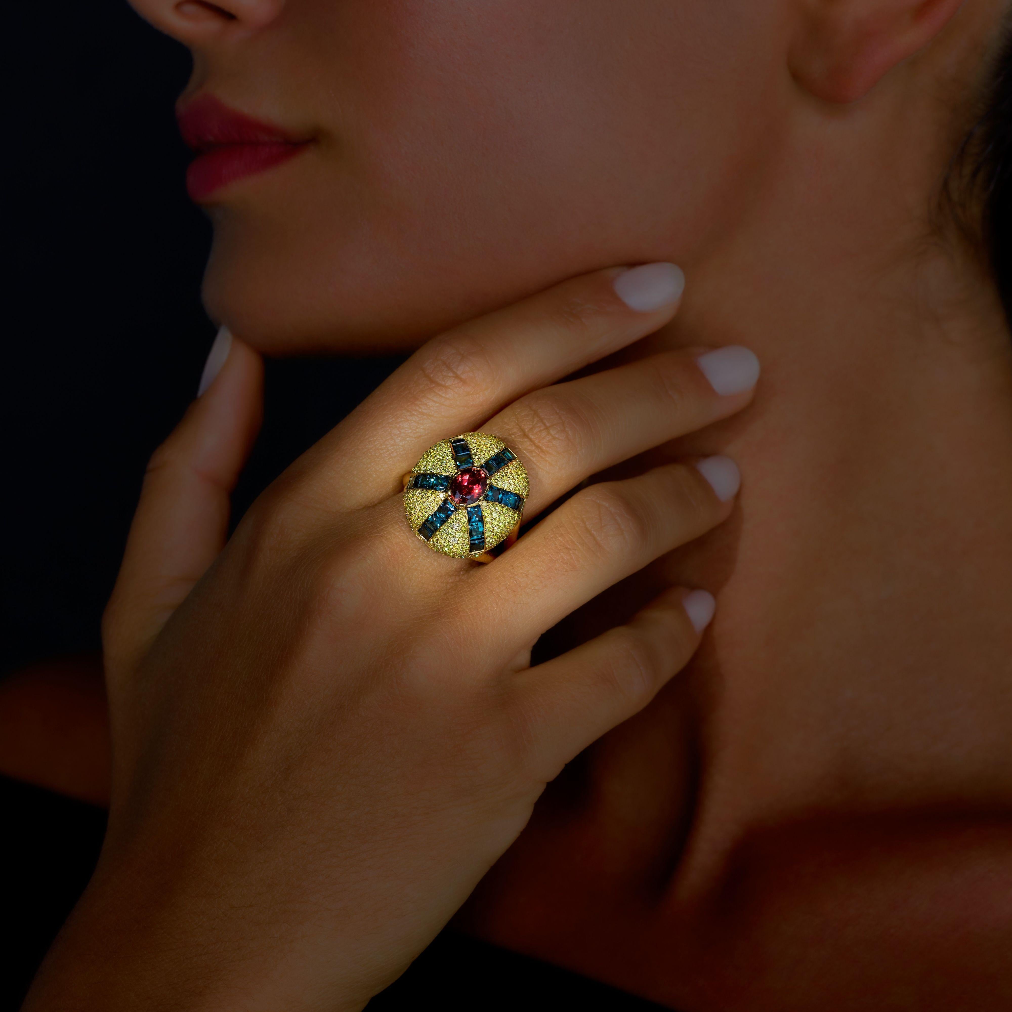 Bague exquise en or jaune 19.2k avec diamants jaunes, indigolite et tourmaline rose - Pièce unique par Rosior

Véritable chef-d'œuvre de joaillerie, cette bague unique en son genre est fabriquée à la main en or jaune 19,2 carats, pesant 12,8 g. Il