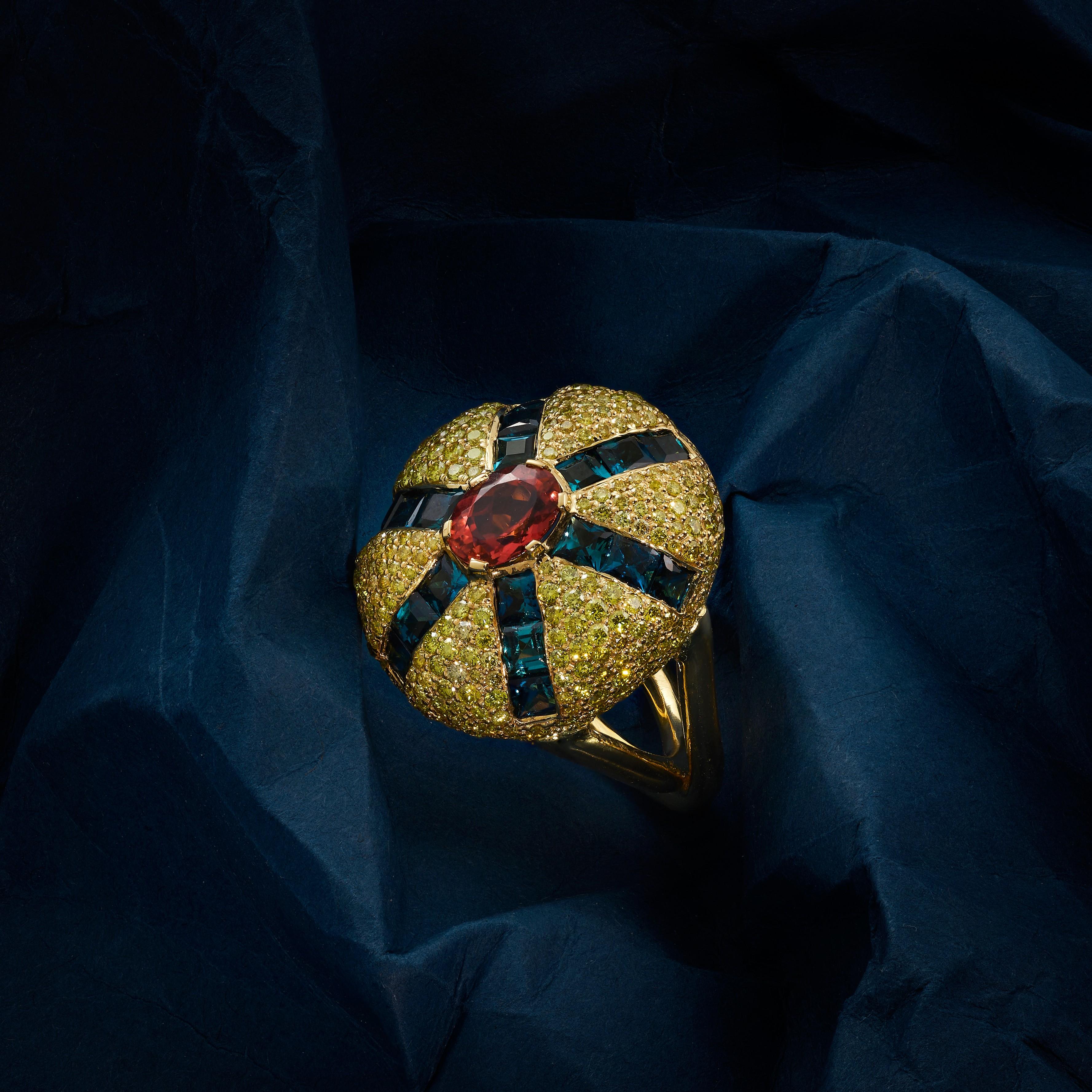 Squisito anello in oro giallo 19,2k con diamanti gialli, indigolite e tormalina rosa - pezzo unico di Rosior

Vero e proprio capolavoro di alta gioielleria, questo anello unico nel suo genere è realizzato a mano in oro giallo 19,2k e pesa 12,8g.