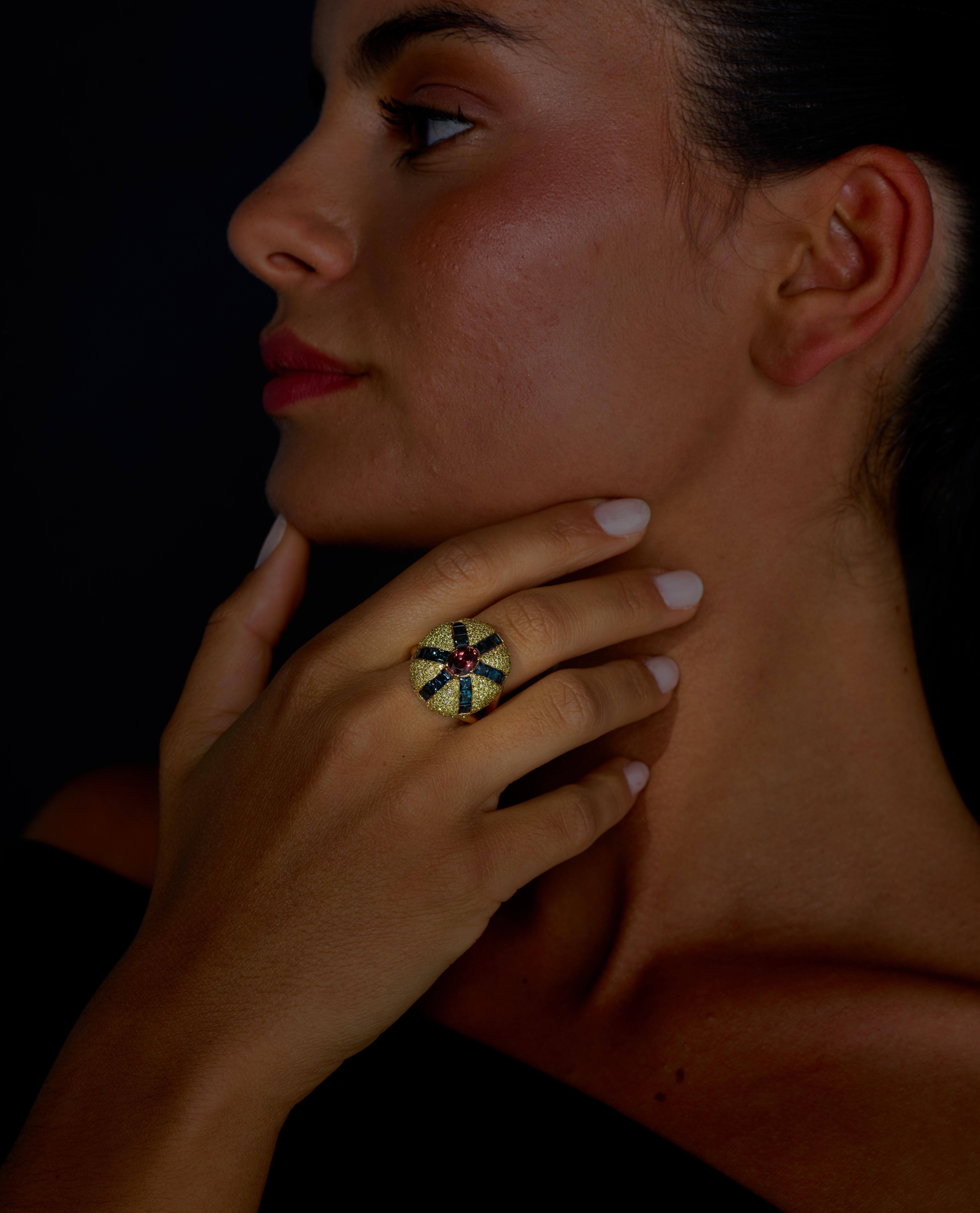 Bague exquise en or jaune 19.2k avec diamants jaunes, indigolite et tourmaline rose - Pièce unique par Rosior

Véritable chef-d'œuvre de joaillerie, cette bague unique en son genre est fabriquée à la main en or jaune 19,2 carats, pesant 12,8 g. Il