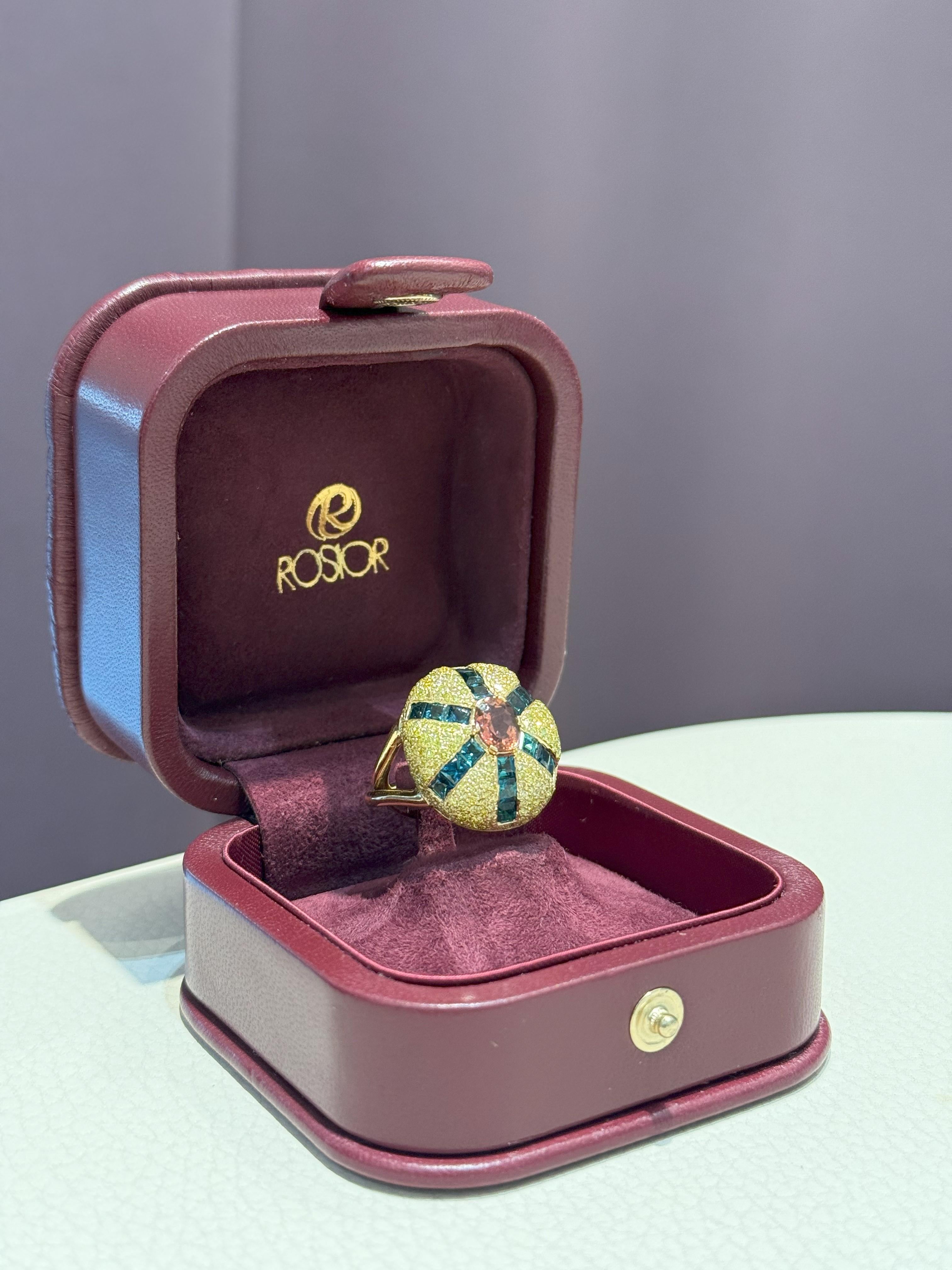 Taglio misto Squisito anello in oro giallo 19.2k con diamanti, indigolite e tormalina rosa in vendita