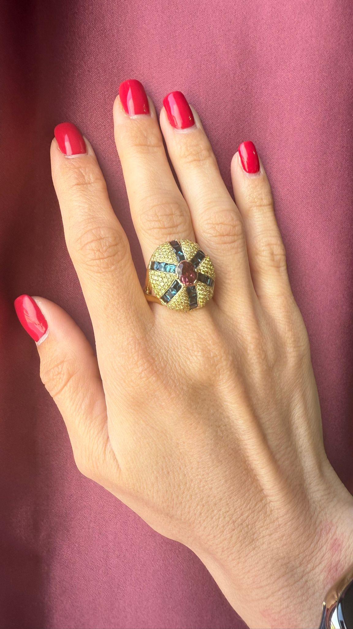 Contemporaneo Squisito anello in oro giallo 19.2k con diamanti, indigolite e tormalina rosa in vendita