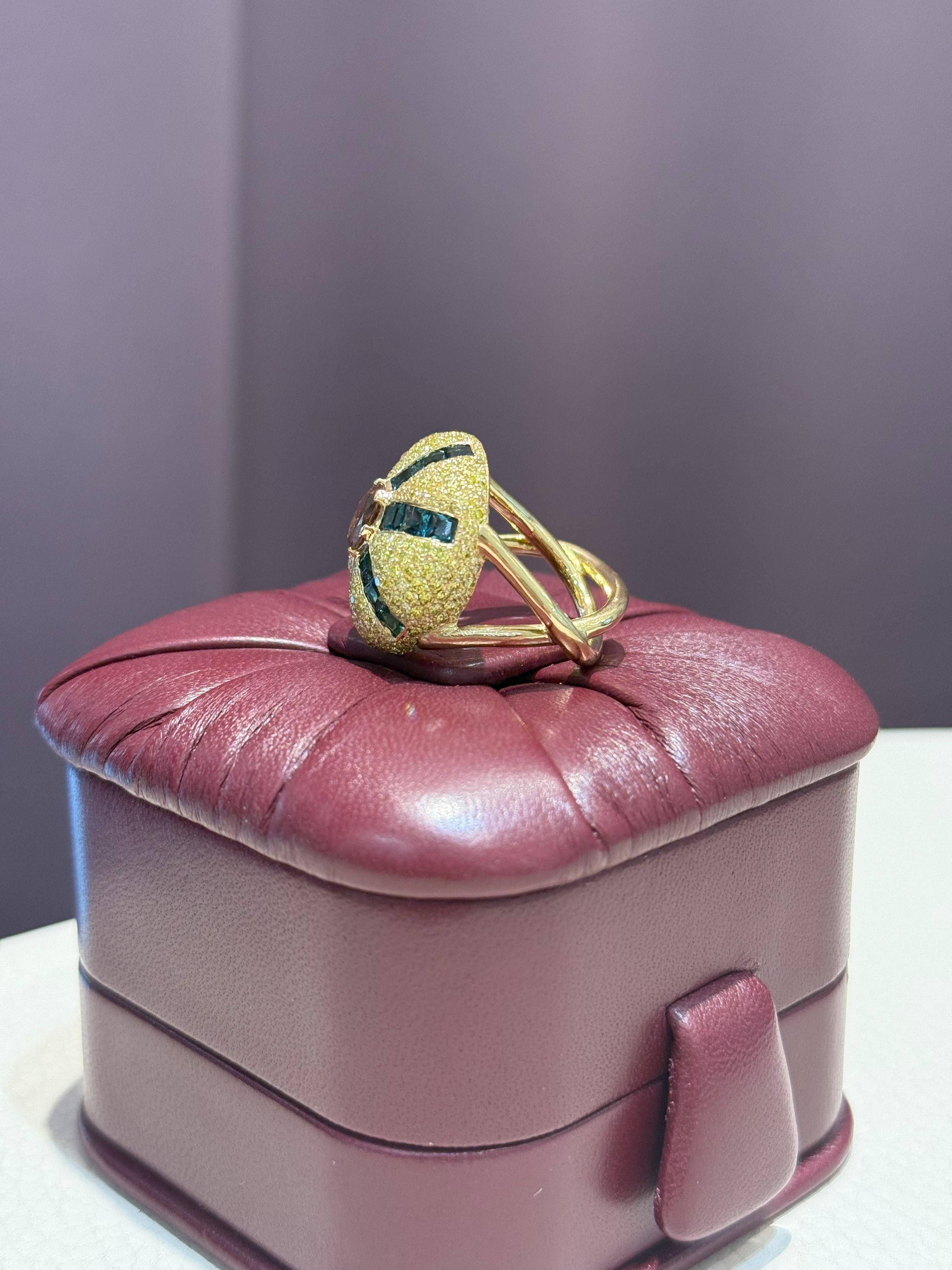 Squisito anello in oro giallo 19.2k con diamanti, indigolite e tormalina rosa In condizioni Nuovo in vendita a Porto, PT
