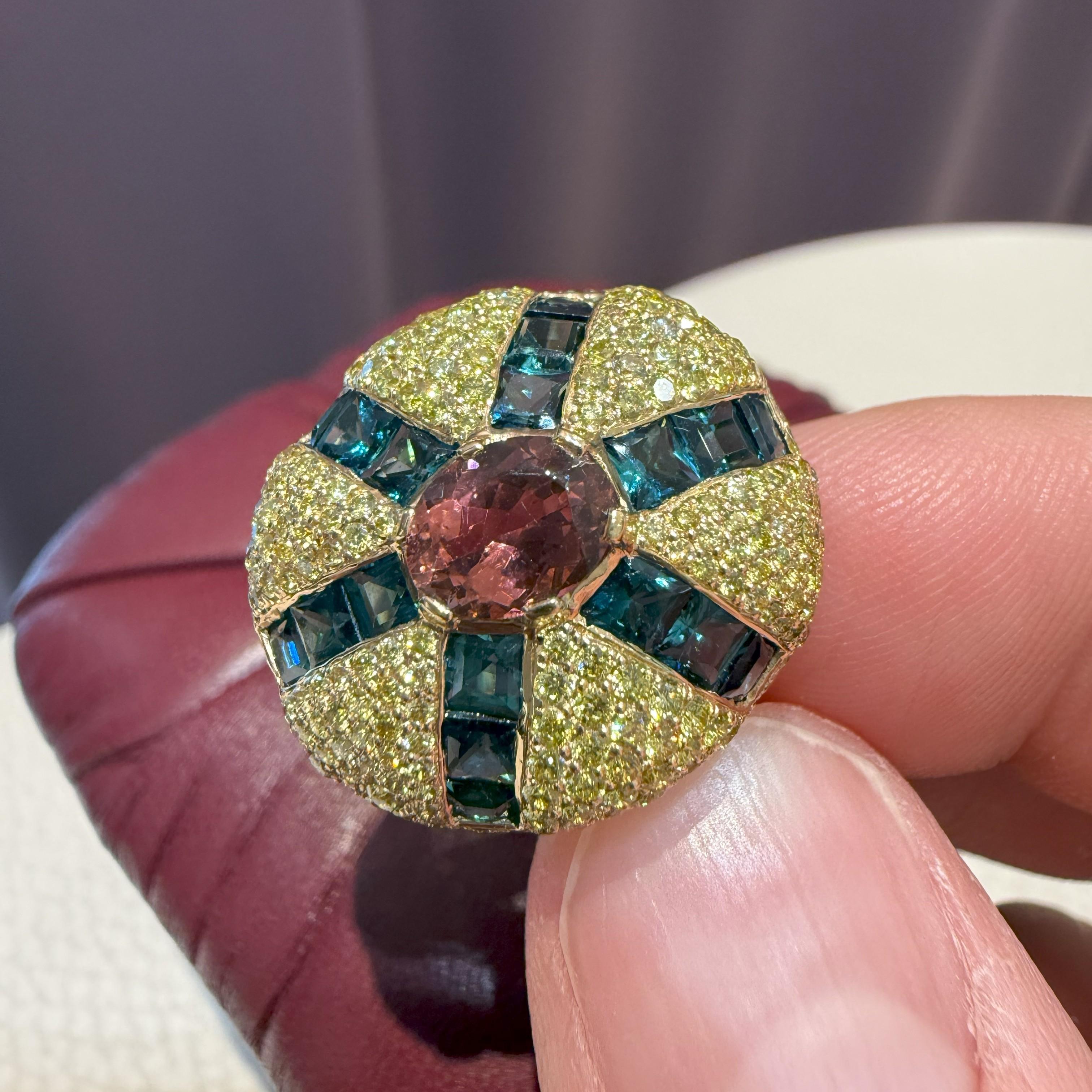 Squisito anello in oro giallo 19.2k con diamanti, indigolite e tormalina rosa in vendita 1