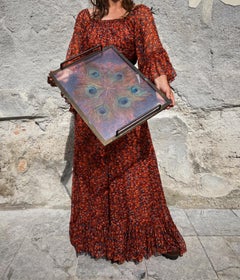 Exquisita bandeja de latón de los años 30 con plumas de pavo real incrustadas