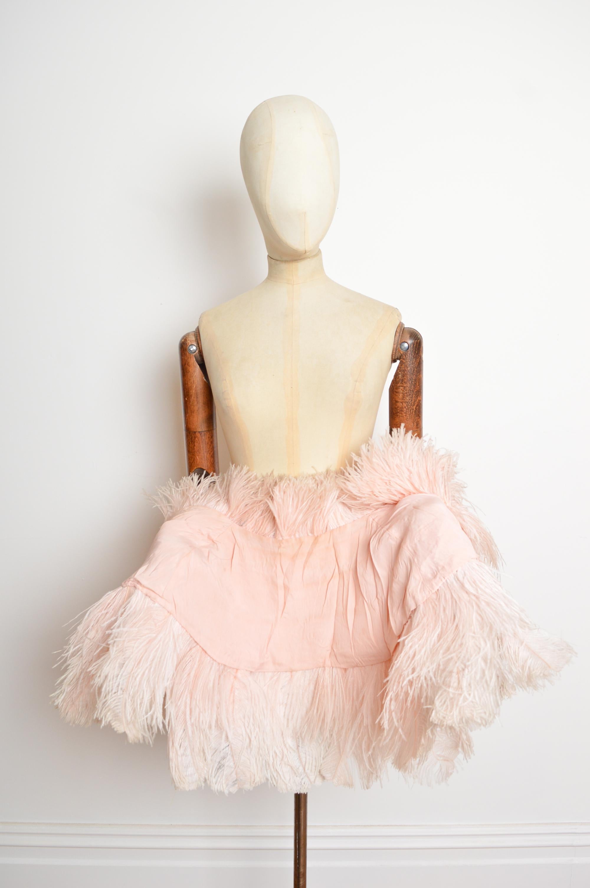 Squisita mantella in piume di struzzo rosa pallido e polveroso degli anni '30 - Stola da giacca in vendita 5
