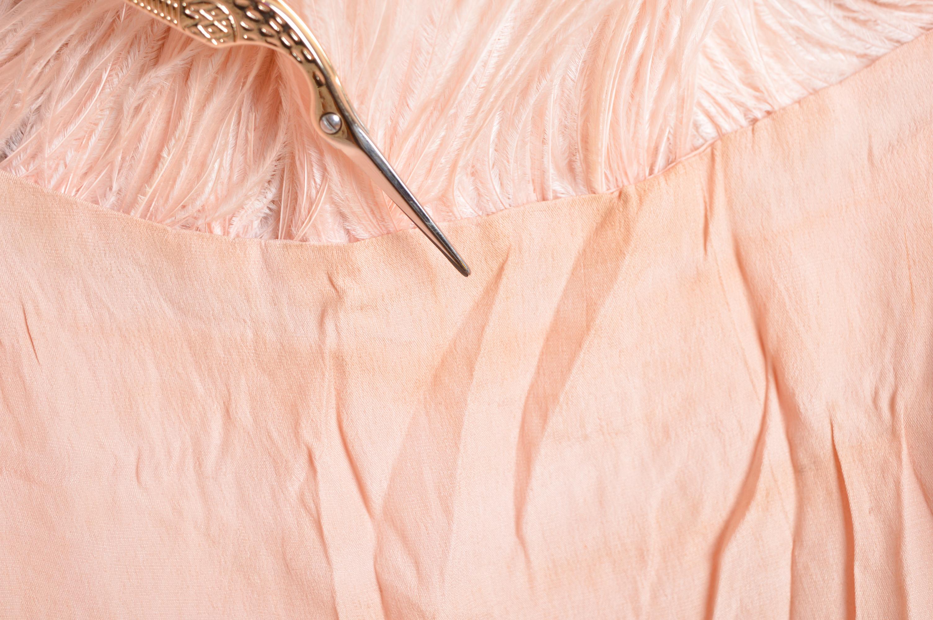 Squisita mantella in piume di struzzo rosa pallido e polveroso degli anni '30 - Stola da giacca in vendita 6