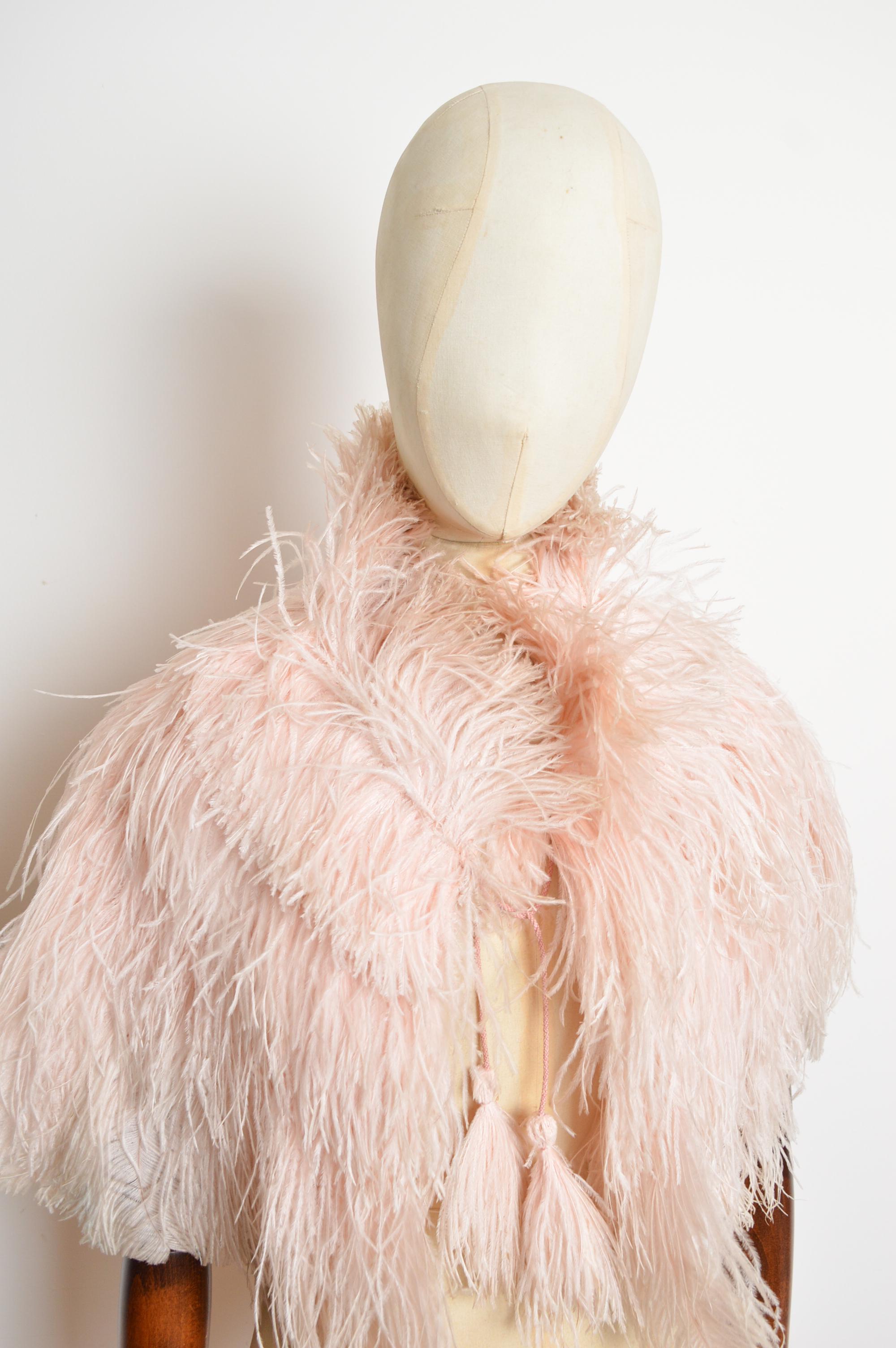 Beige Squisita mantella in piume di struzzo rosa pallido e polveroso degli anni '30 - Stola da giacca in vendita