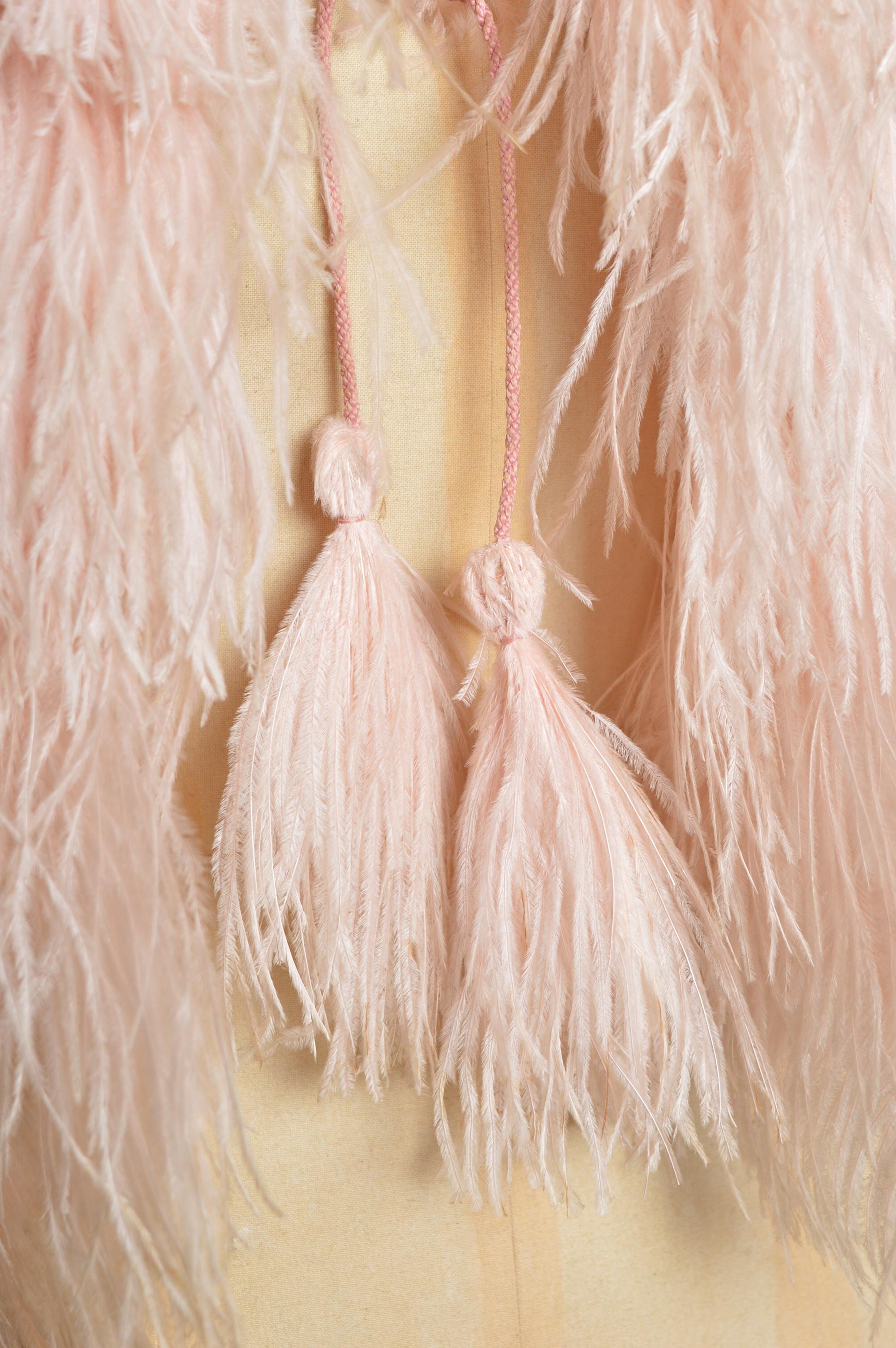 Squisita mantella in piume di struzzo rosa pallido e polveroso degli anni '30 - Stola da giacca In condizioni buone in vendita a Sheffield, GB