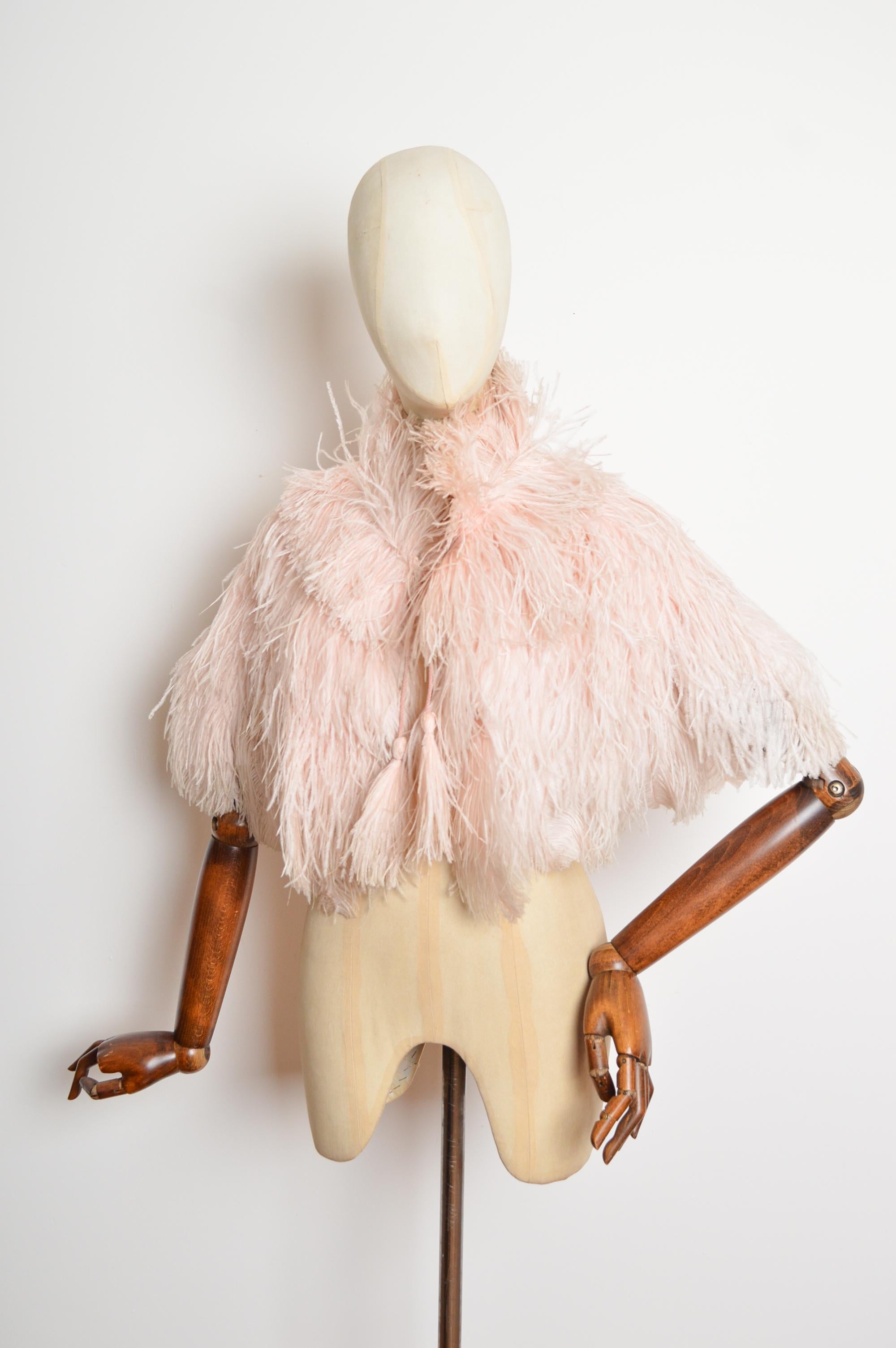 Donna Squisita mantella in piume di struzzo rosa pallido e polveroso degli anni '30 - Stola da giacca in vendita
