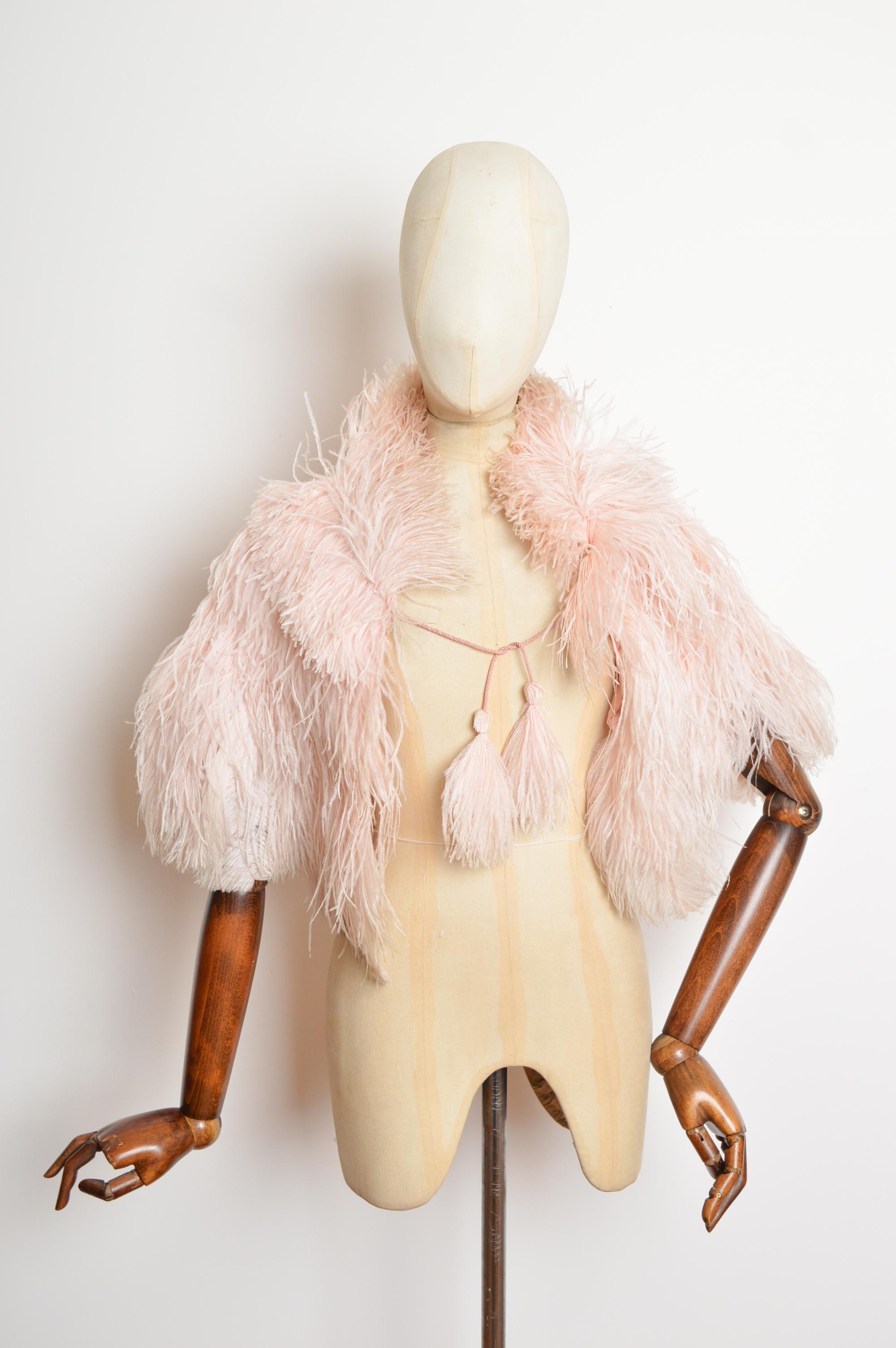Squisita mantella in piume di struzzo rosa pallido e polveroso degli anni '30 - Stola da giacca in vendita 1