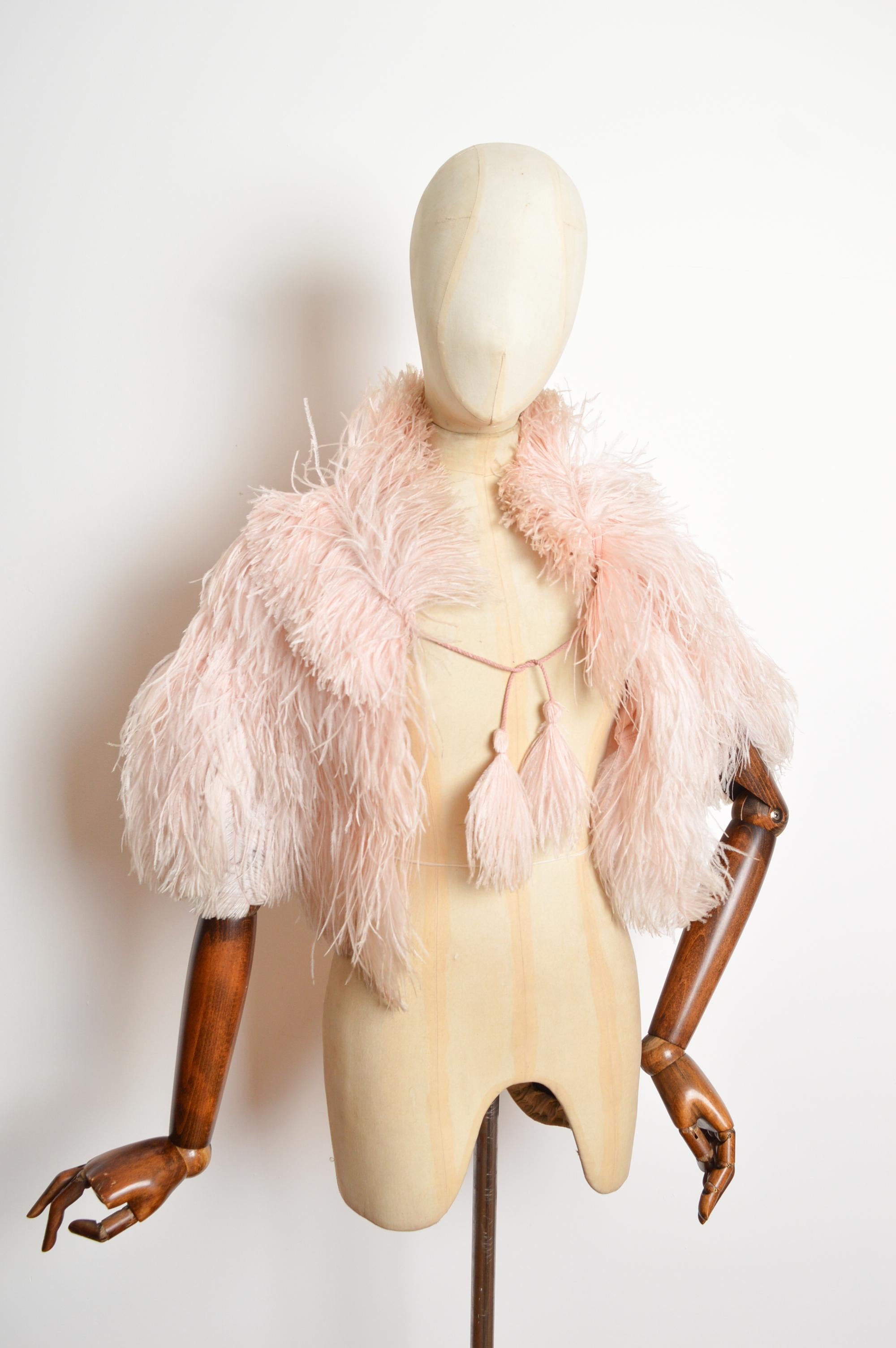 Squisita mantella in piume di struzzo rosa pallido e polveroso degli anni '30 - Stola da giacca in vendita 2