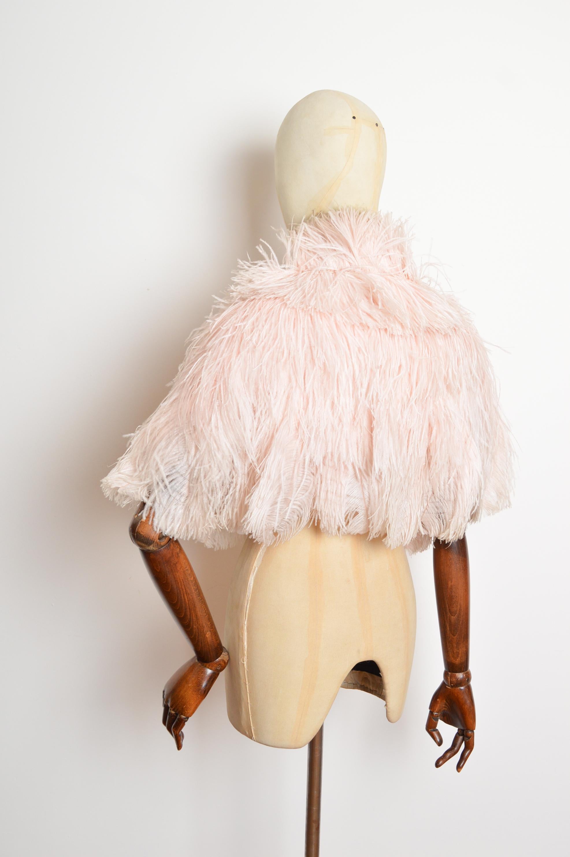Squisita mantella in piume di struzzo rosa pallido e polveroso degli anni '30 - Stola da giacca in vendita 3