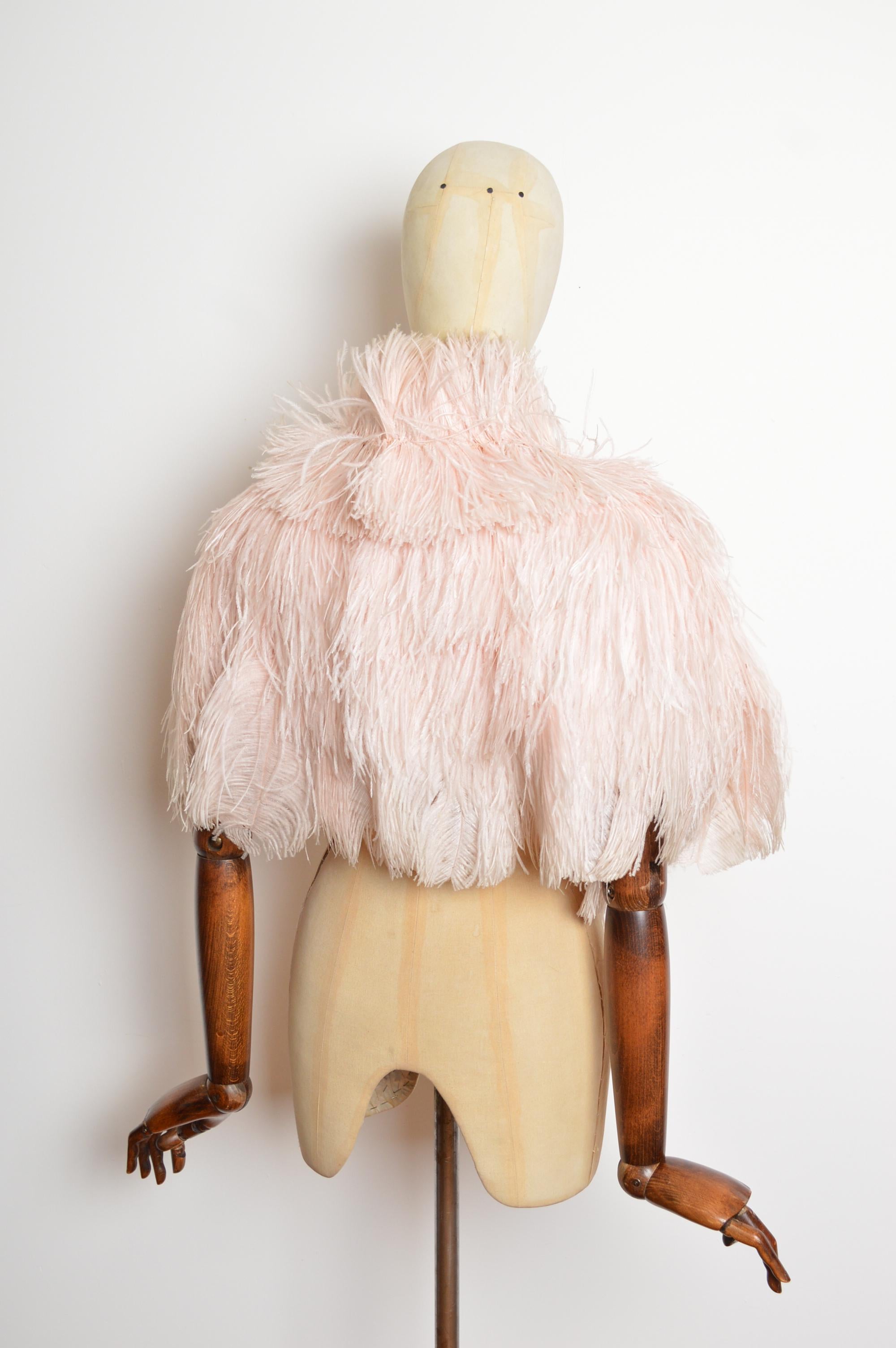 Squisita mantella in piume di struzzo rosa pallido e polveroso degli anni '30 - Stola da giacca in vendita 4
